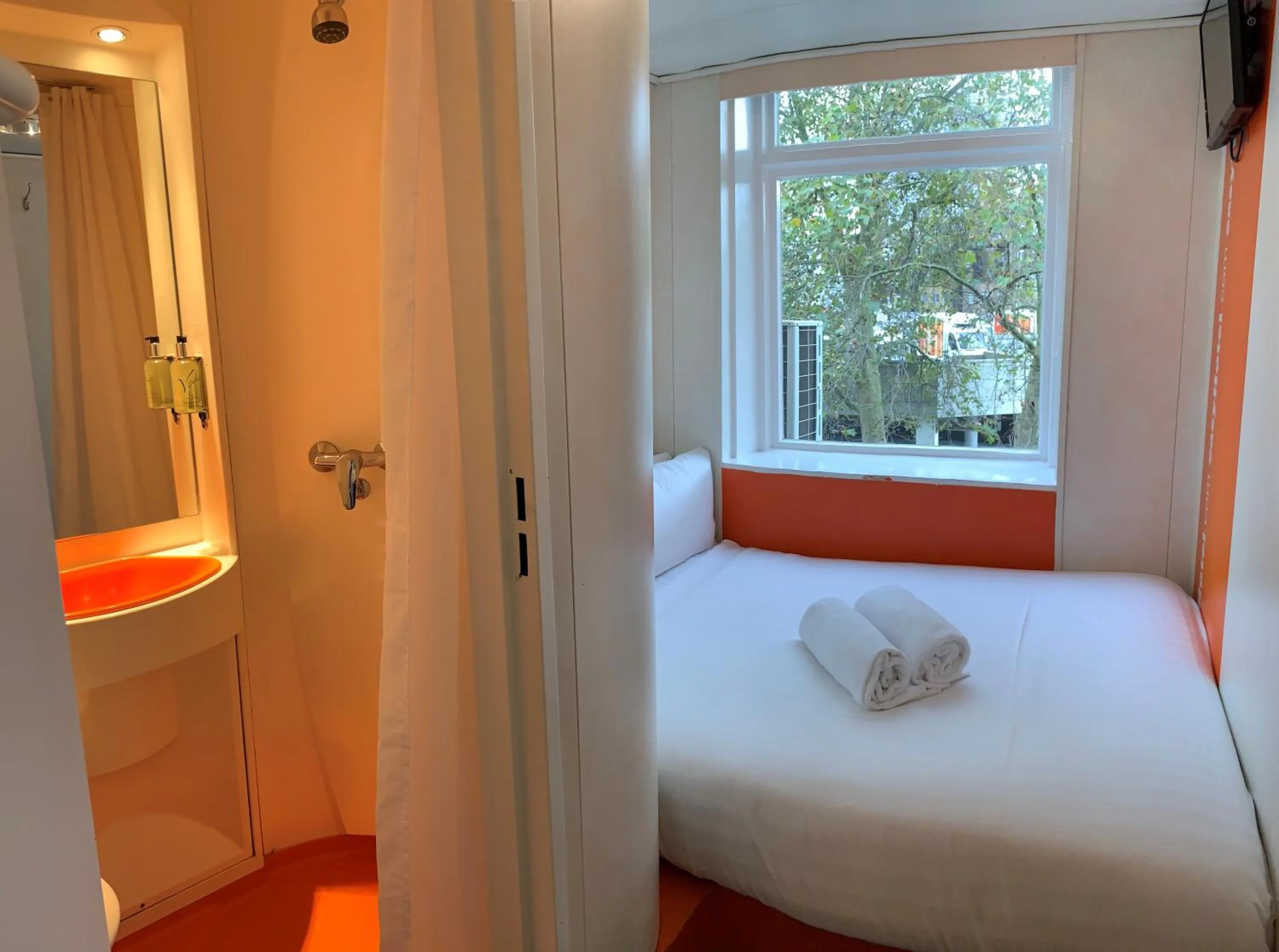 Bed in easyHotel South Kensington