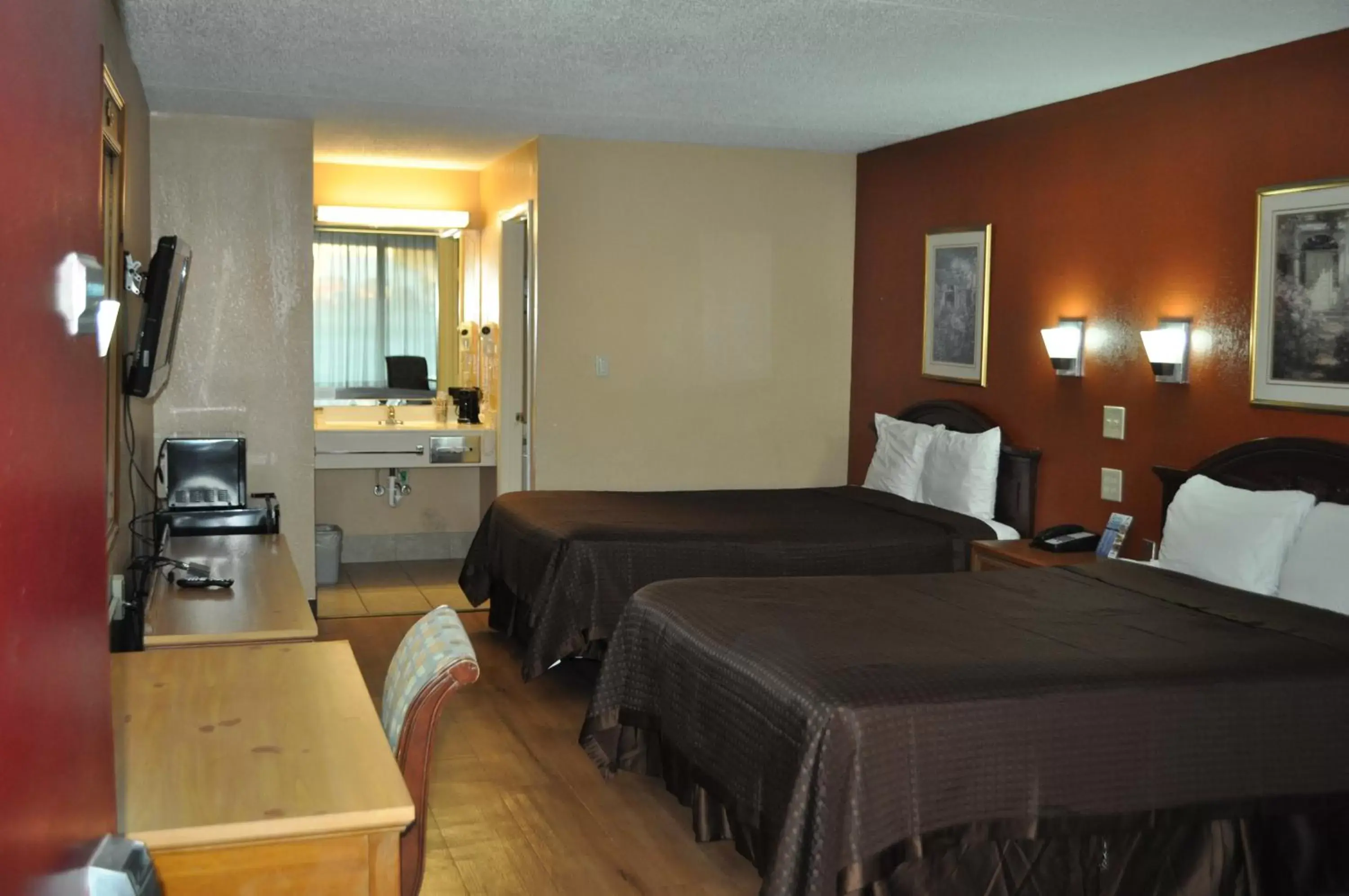 Photo of the whole room, Bed in Bestway Inn - Madison