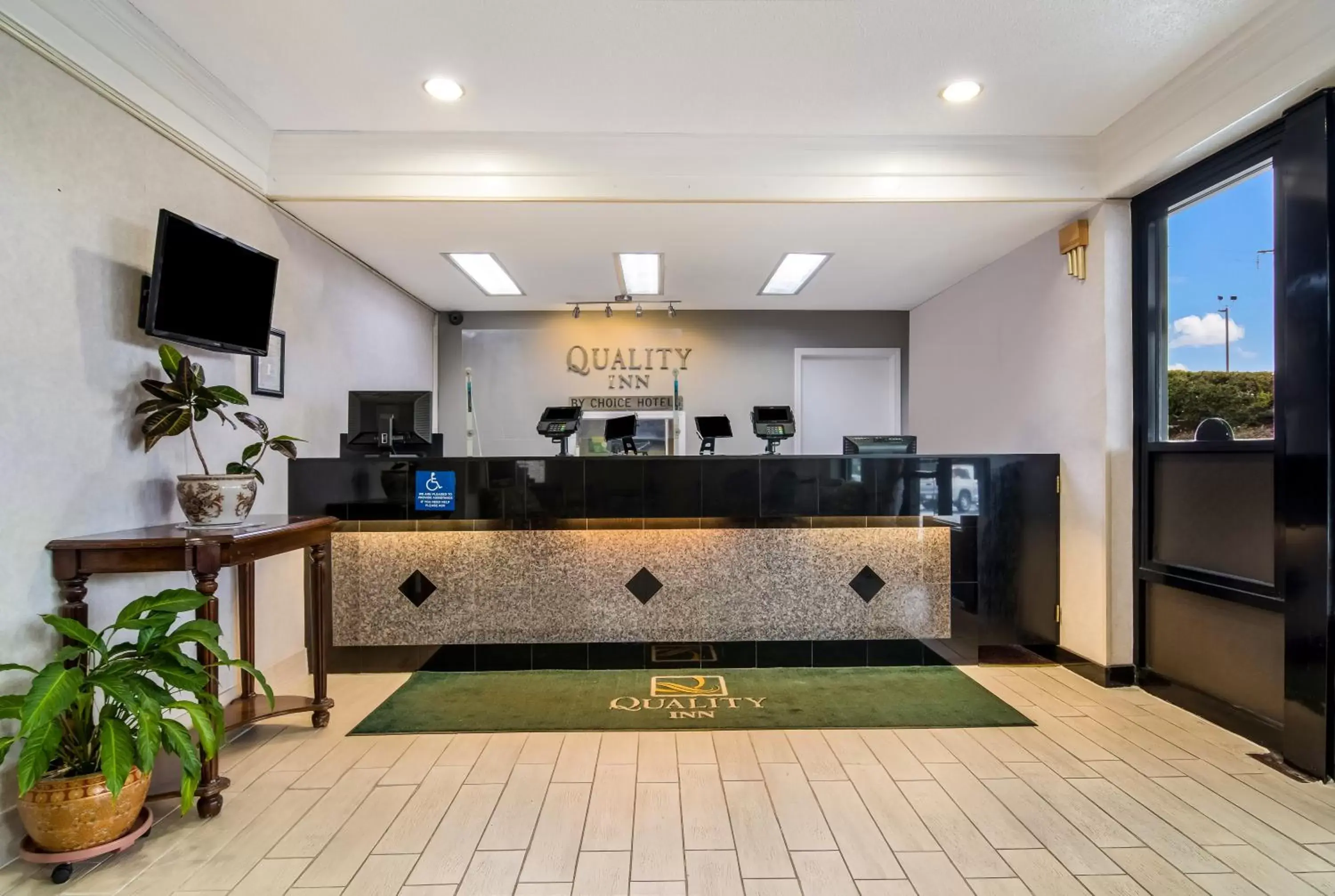 Lobby or reception, Kitchen/Kitchenette in Quality Inn Marietta