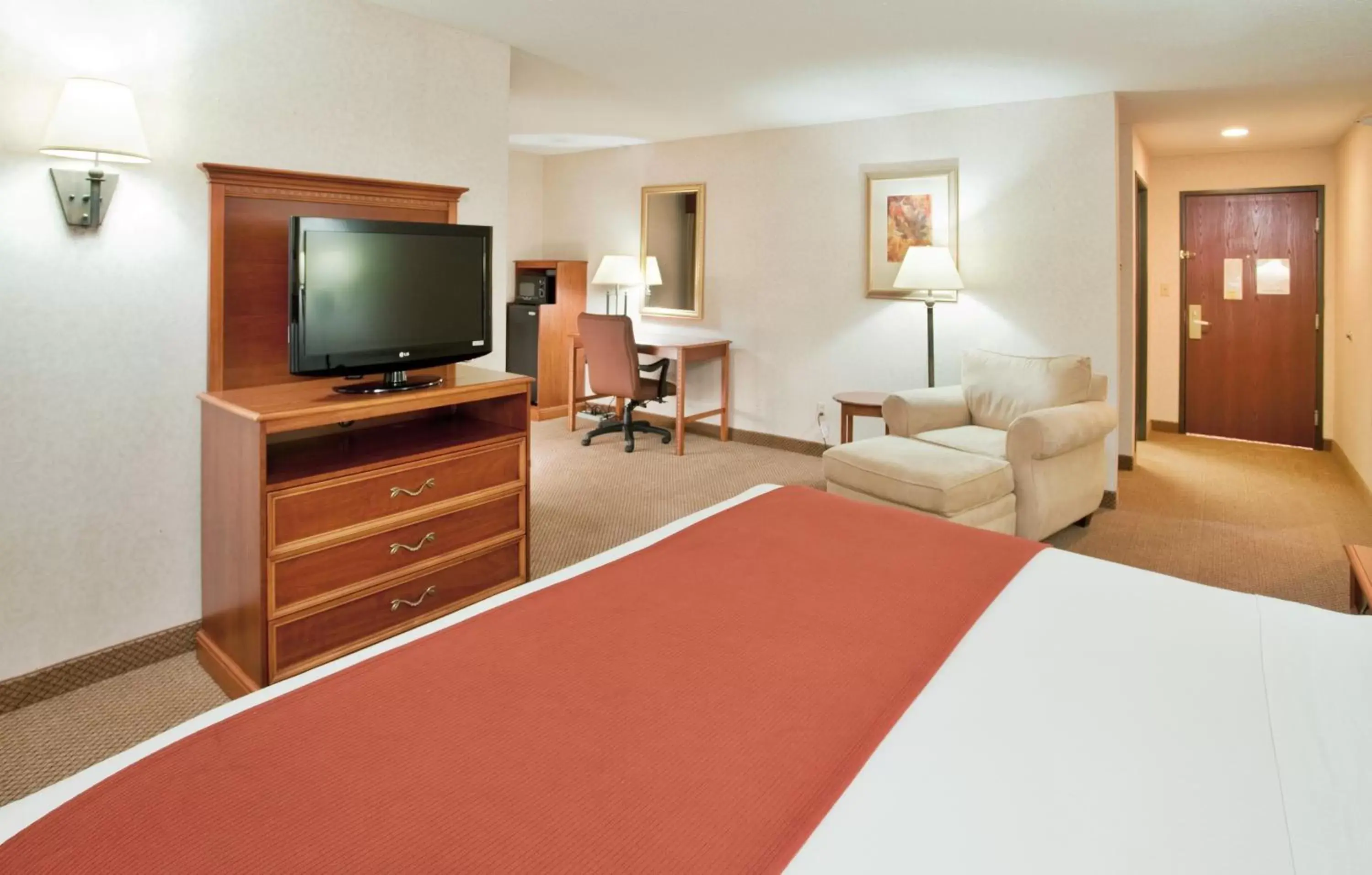 Bed, TV/Entertainment Center in Seasons Inn & Suites Highland