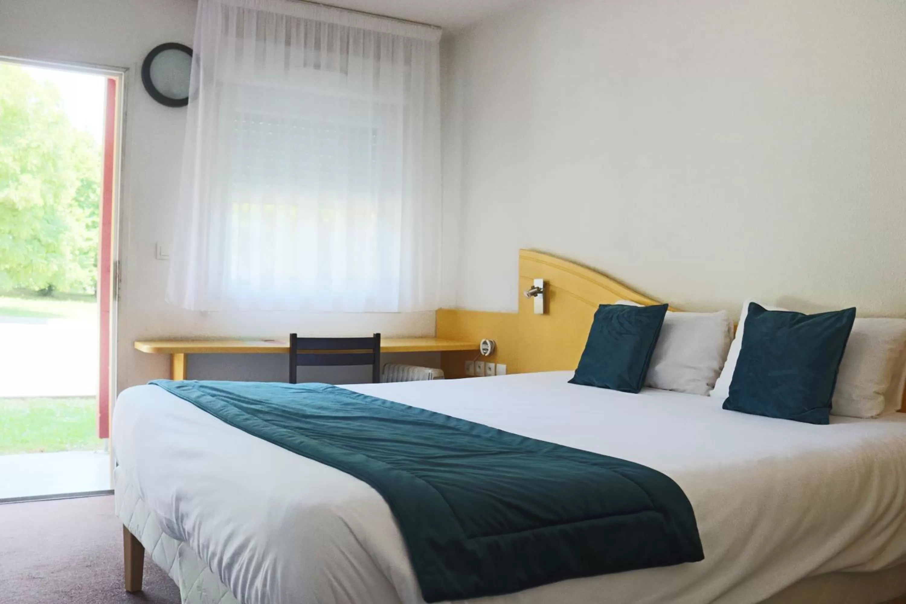 Bed in Hôtel Lémand Lyon Est - Villefontaine