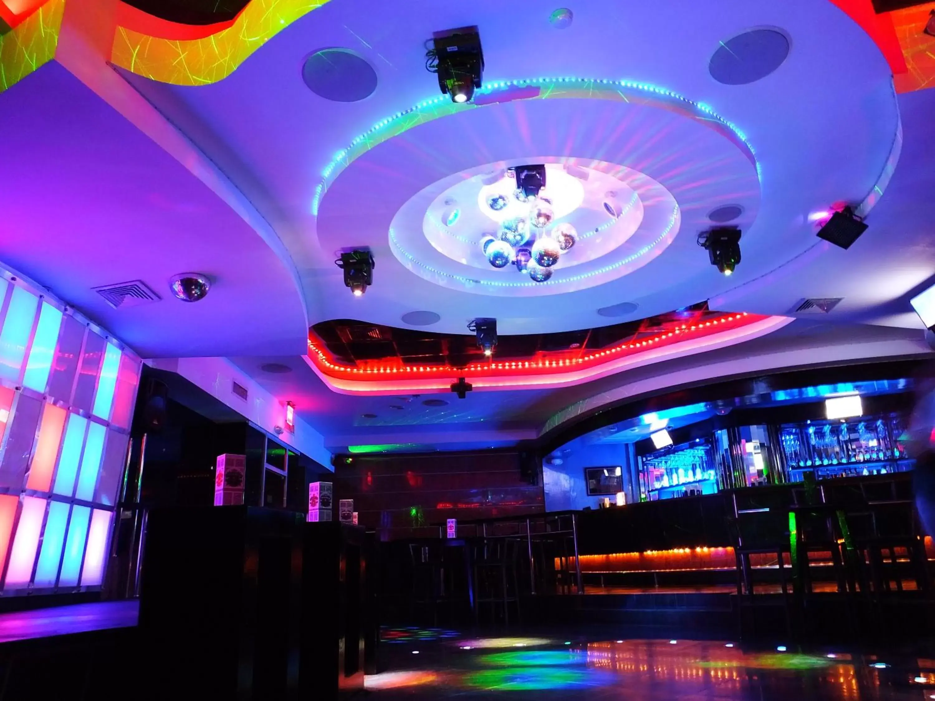 Nightclub / DJ in Napolitano Hotel