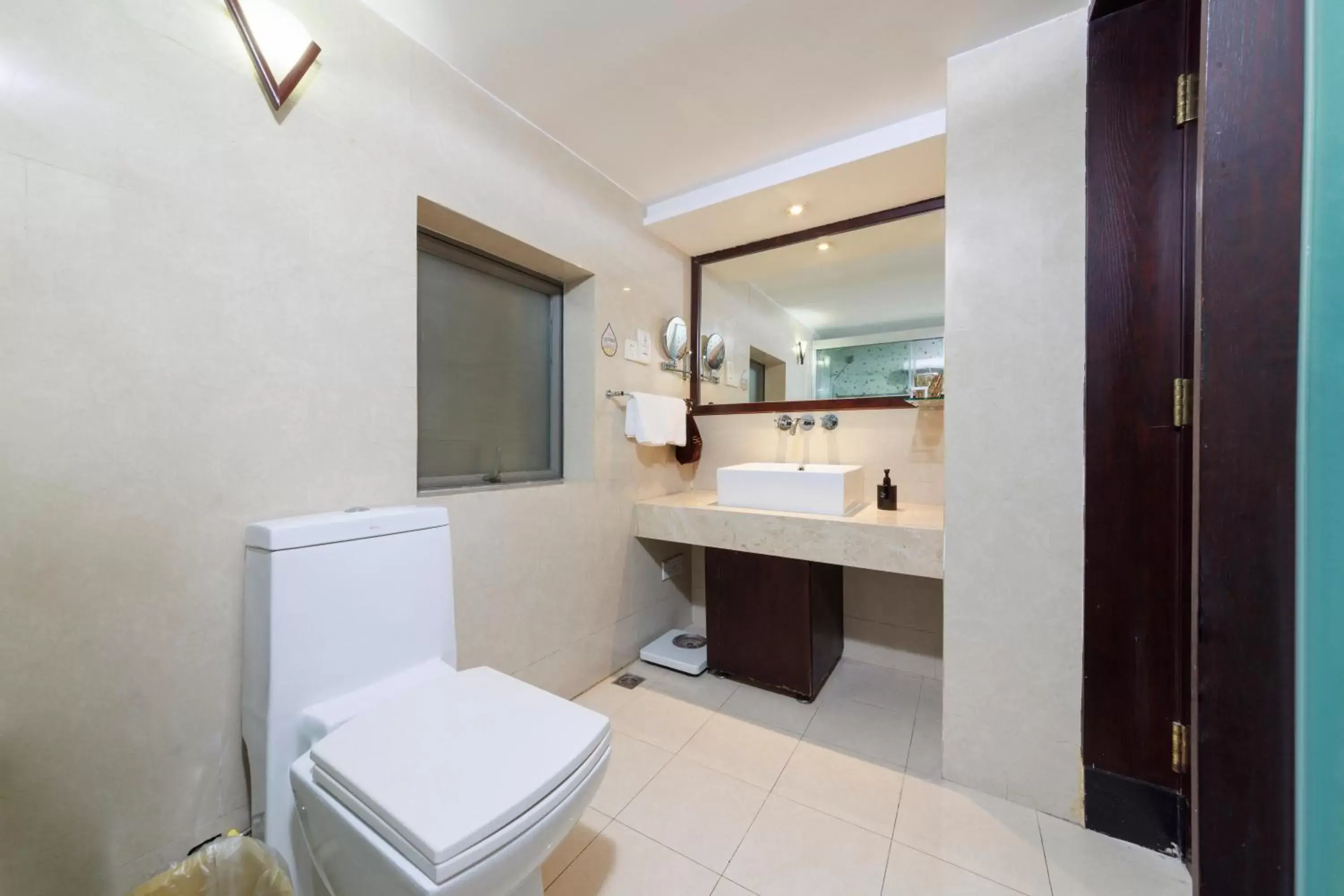 Toilet, Bathroom in Sunflower Hotel & Residence, Shenzhen