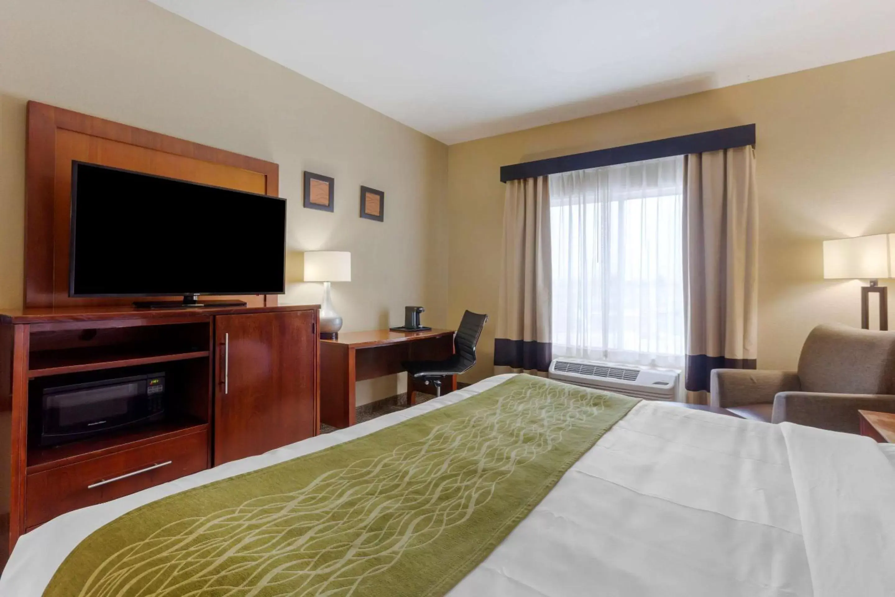 Bedroom, TV/Entertainment Center in Comfort Inn & Suites Salt Lake City/Woods Cross