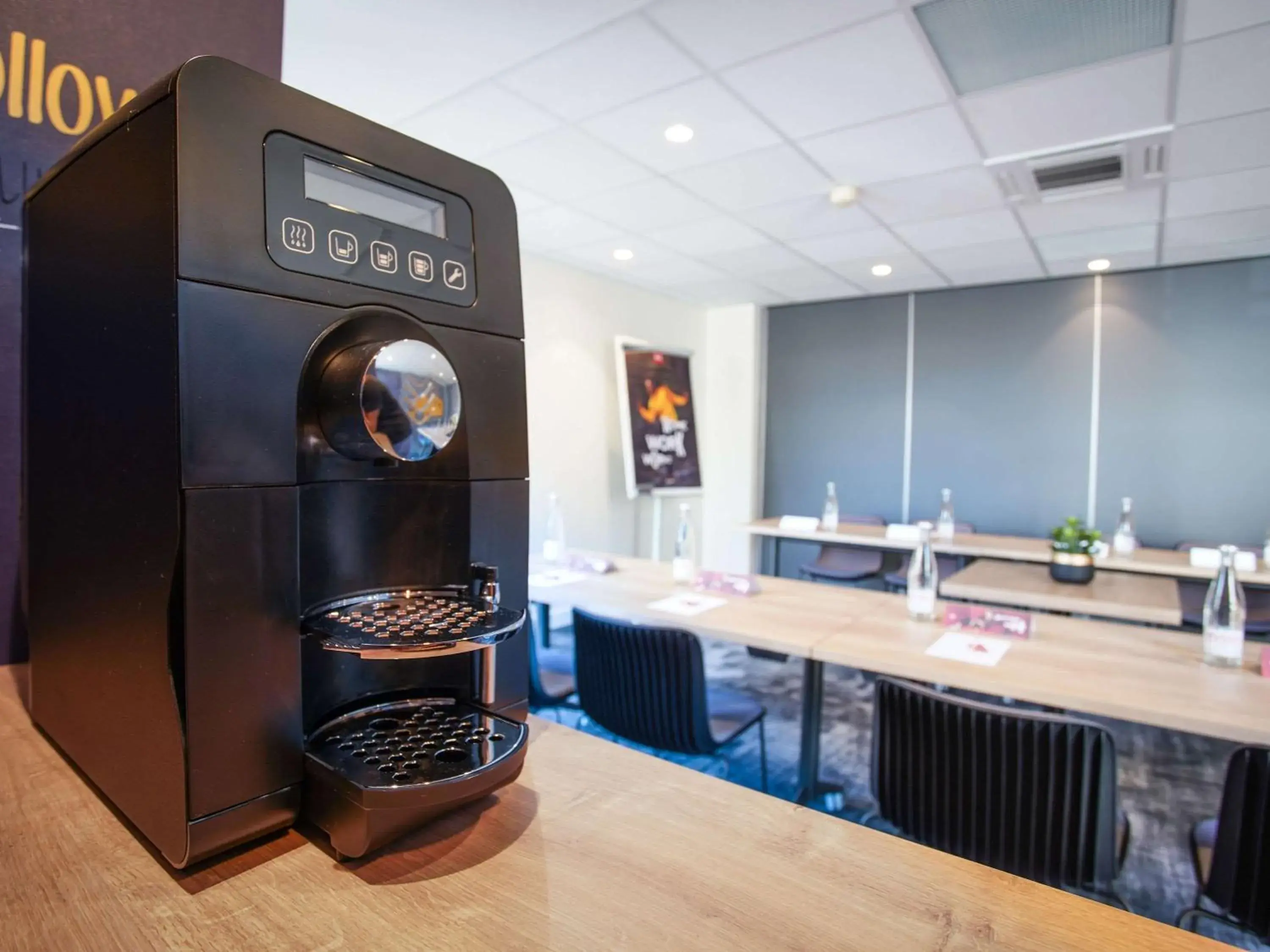 On site, Kitchen/Kitchenette in Ibis Tours Centre Giraudeau