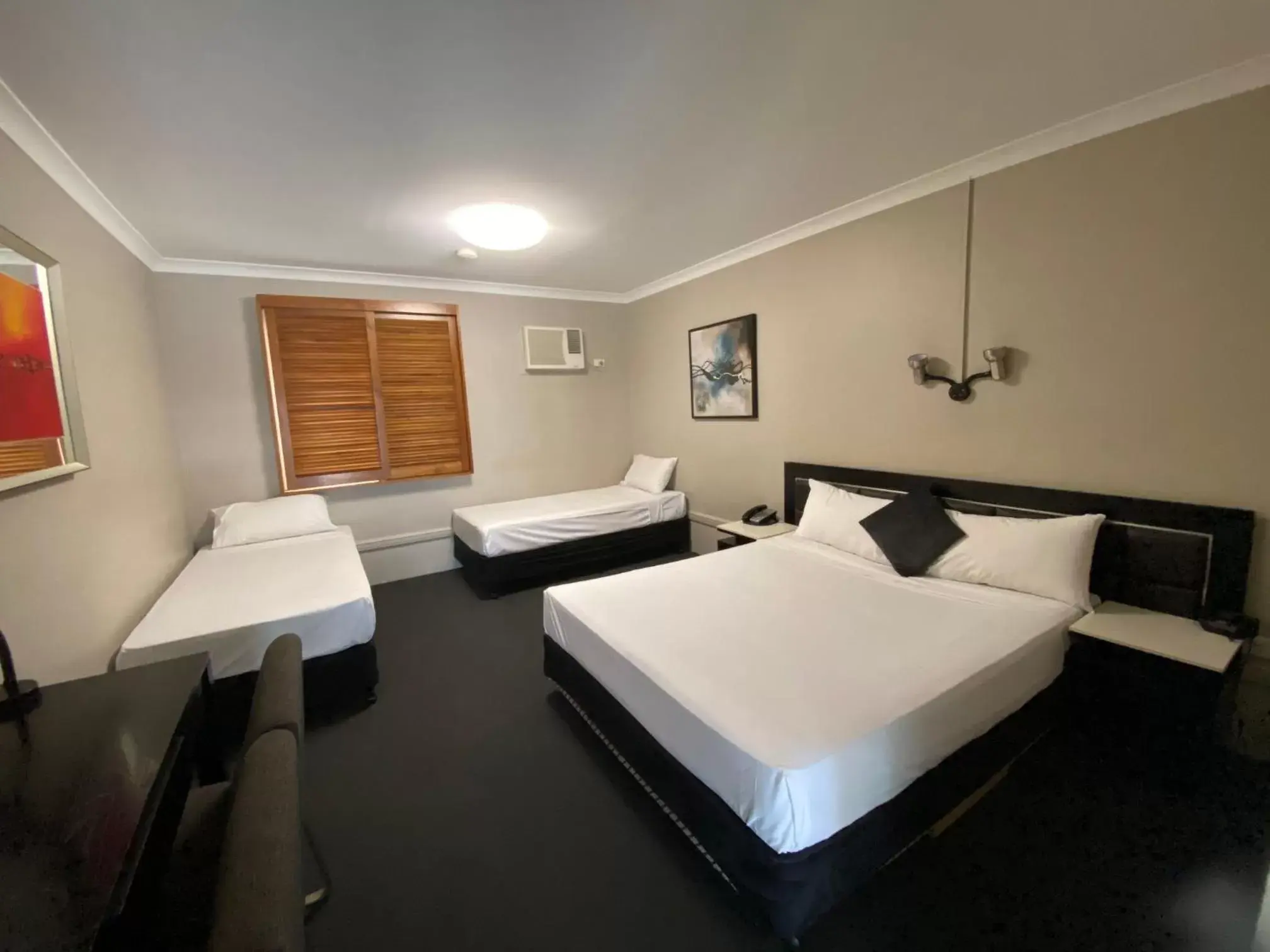 Bed in Cosmopolitan Motel & Serviced Apartments