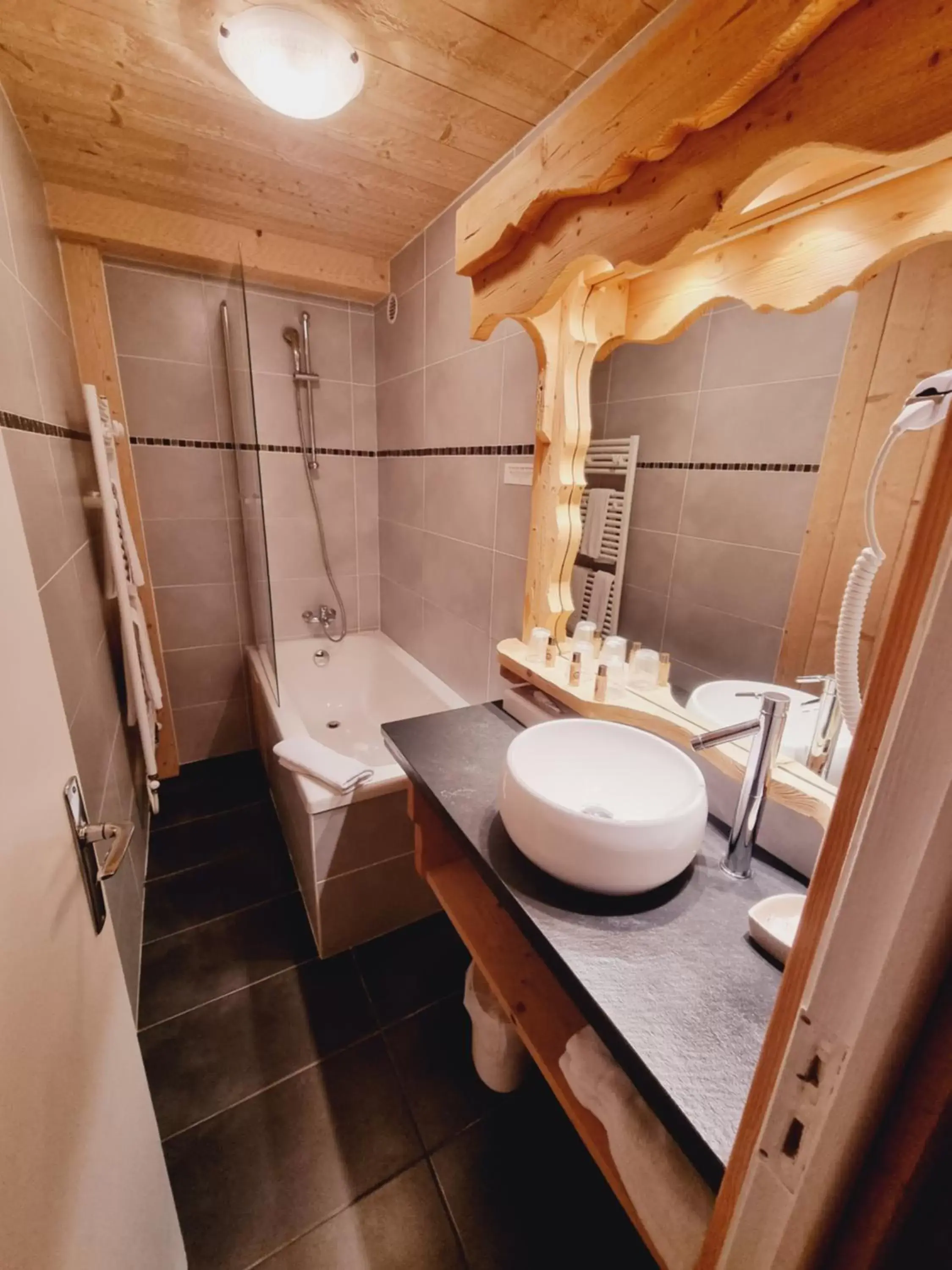 Bathroom in Hôtel Le Sporting