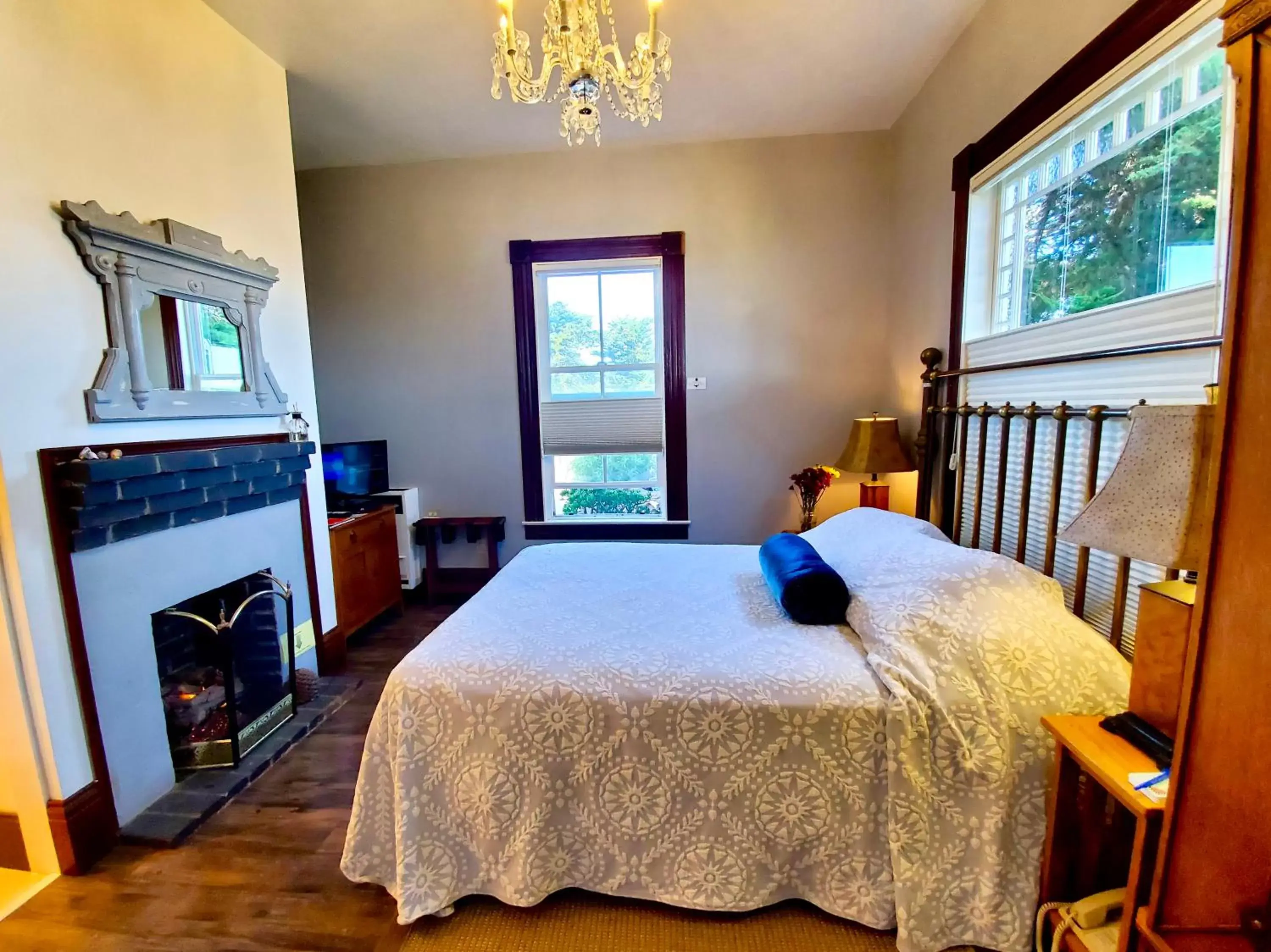 Other, Bed in Captain's Inn at Moss Landing Other, Bed in Captain's Inn at Moss Landing