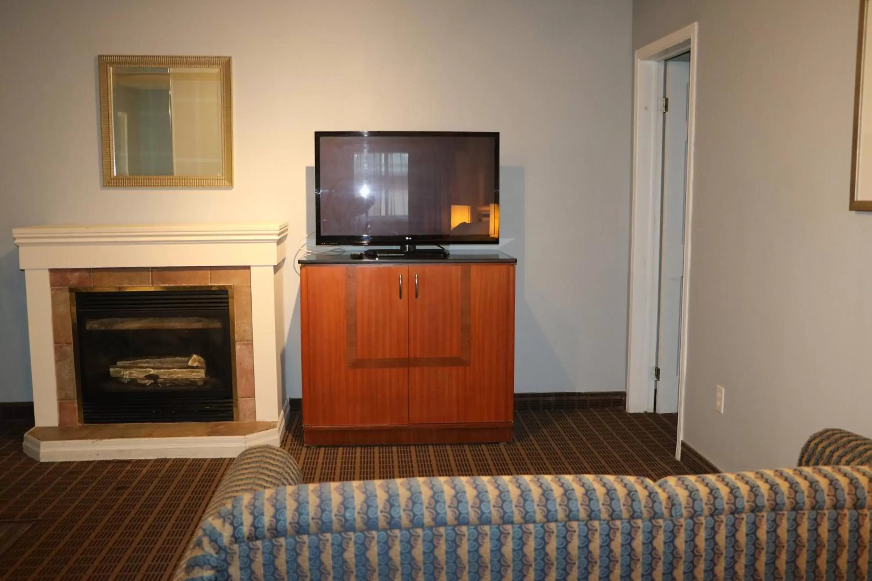 Living room, TV/Entertainment Center in Quality Inn & Suites 1000 Islands