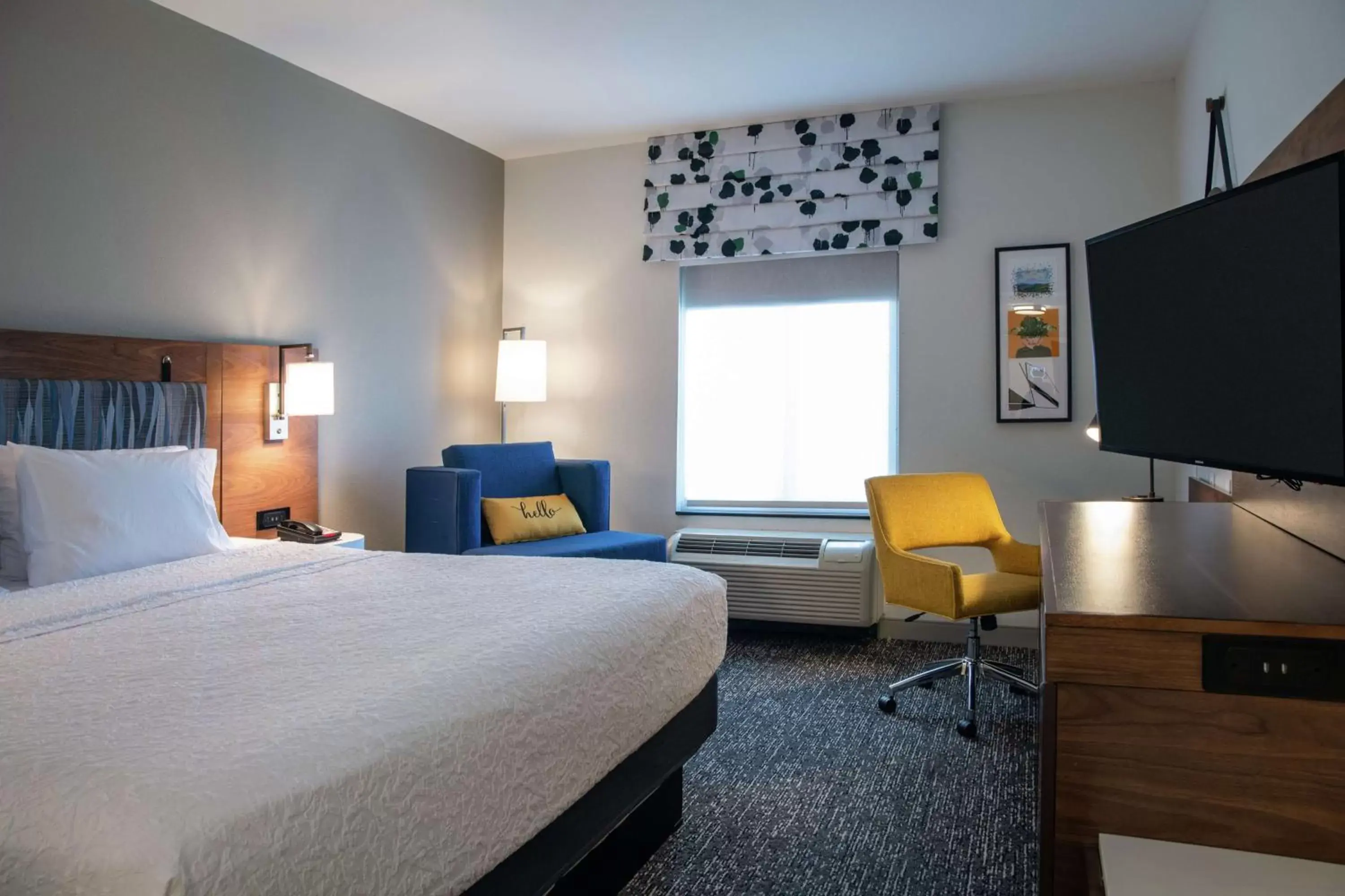 Bed, TV/Entertainment Center in Hampton Inn & Suites Sherman Oaks