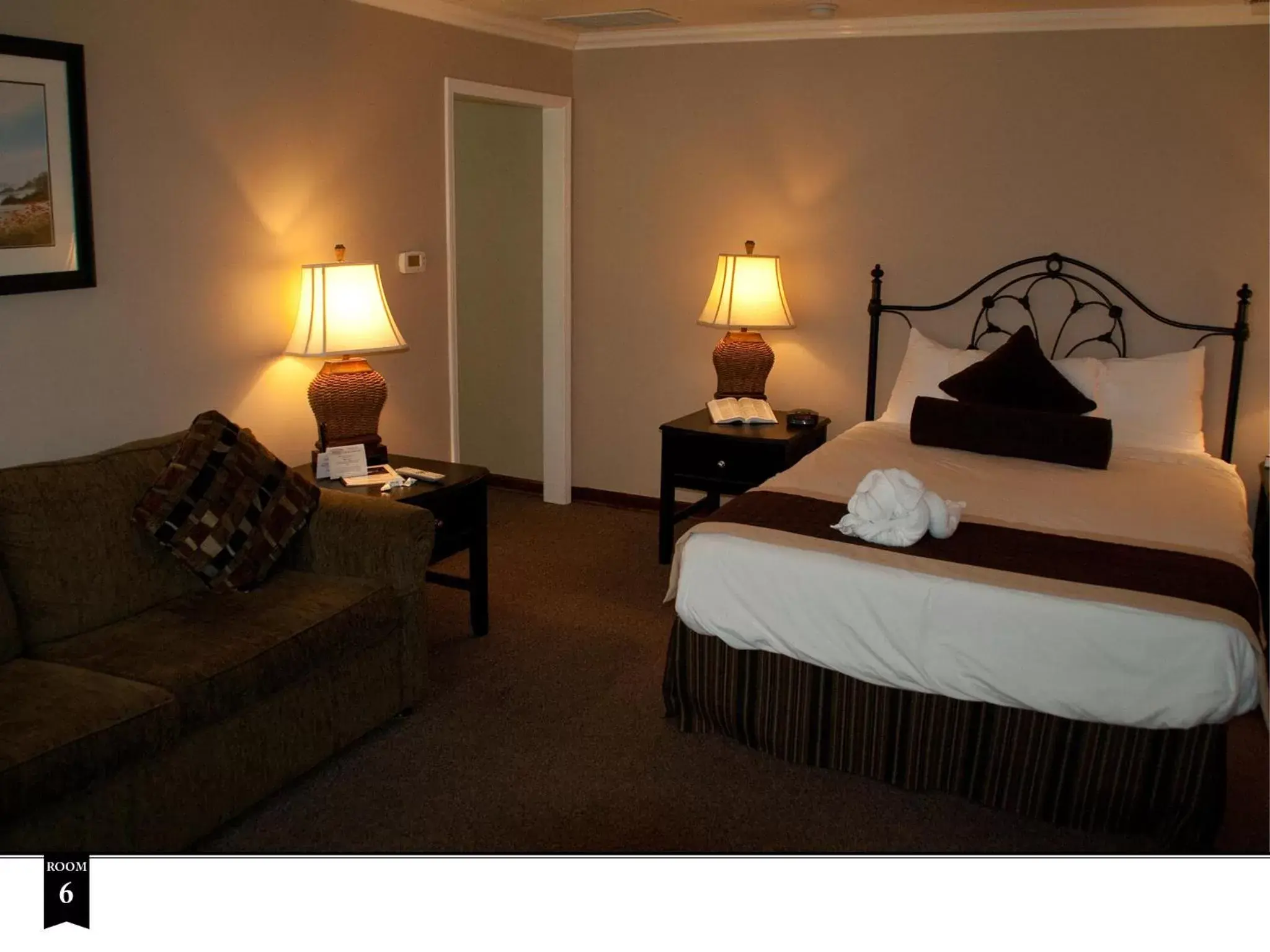 Photo of the whole room, Bed in Ecola Creek Lodge