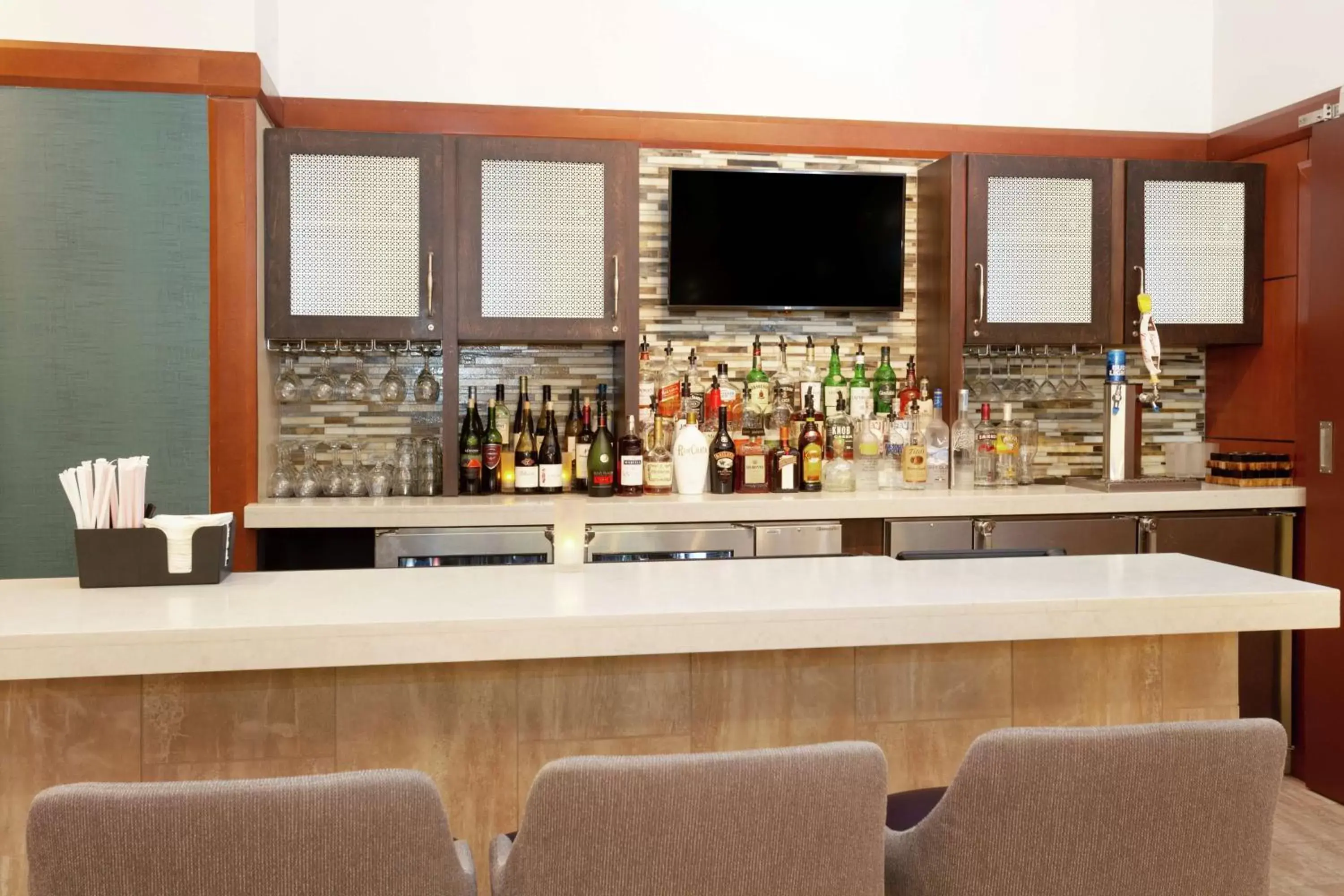 Lounge or bar in Hilton Garden Inn Evanston