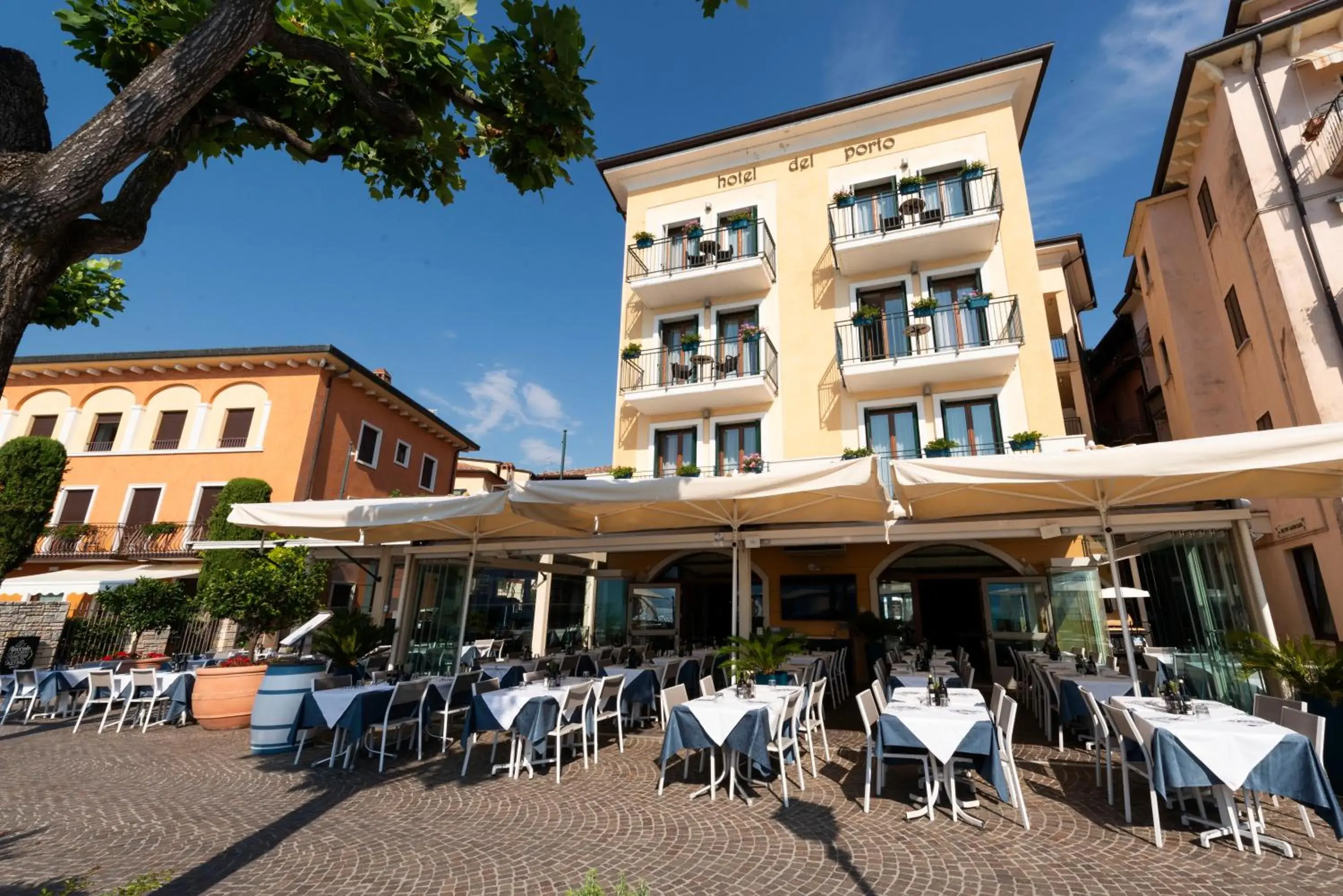 Property Building in Hotel Del Porto