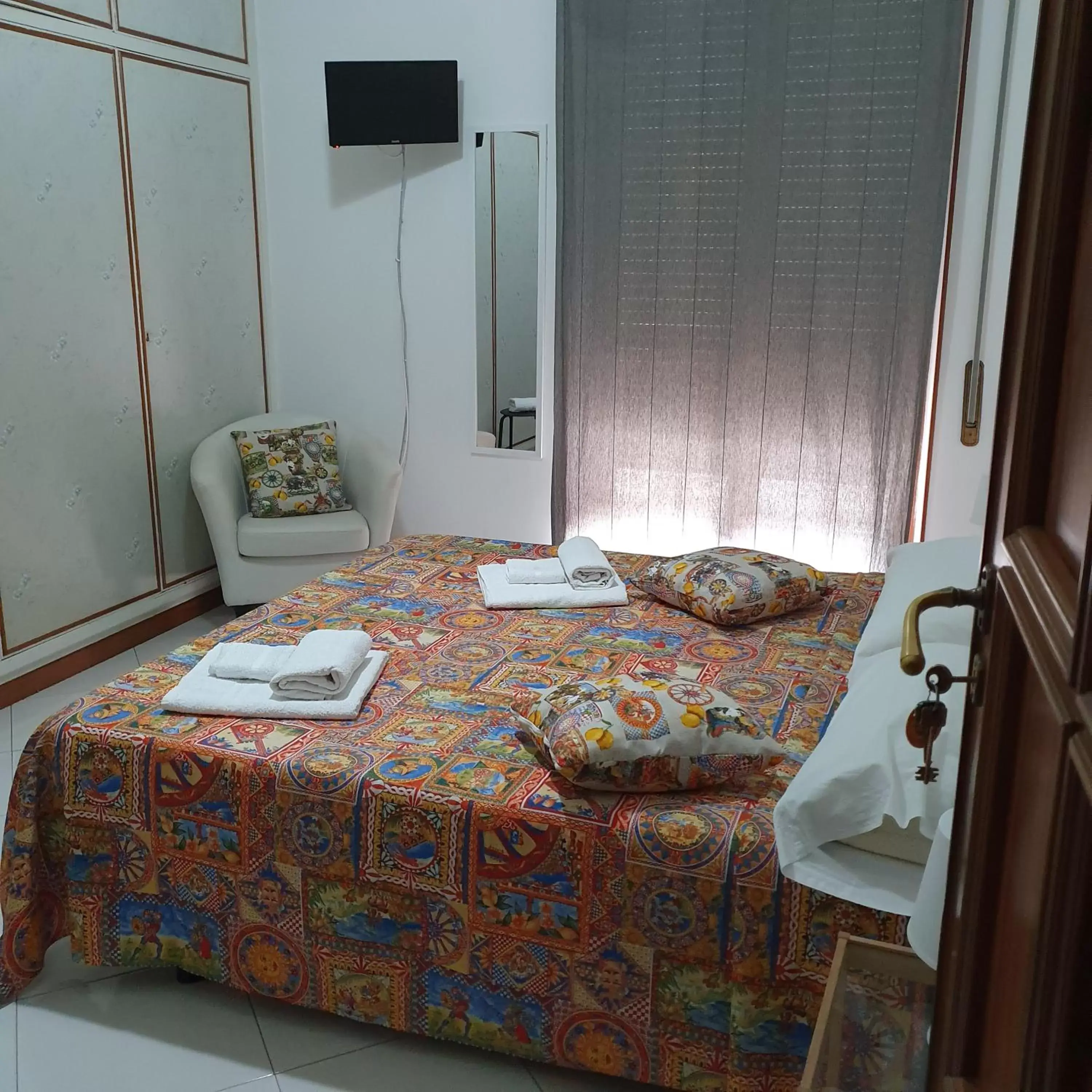 Photo of the whole room, Bed in Alba central City