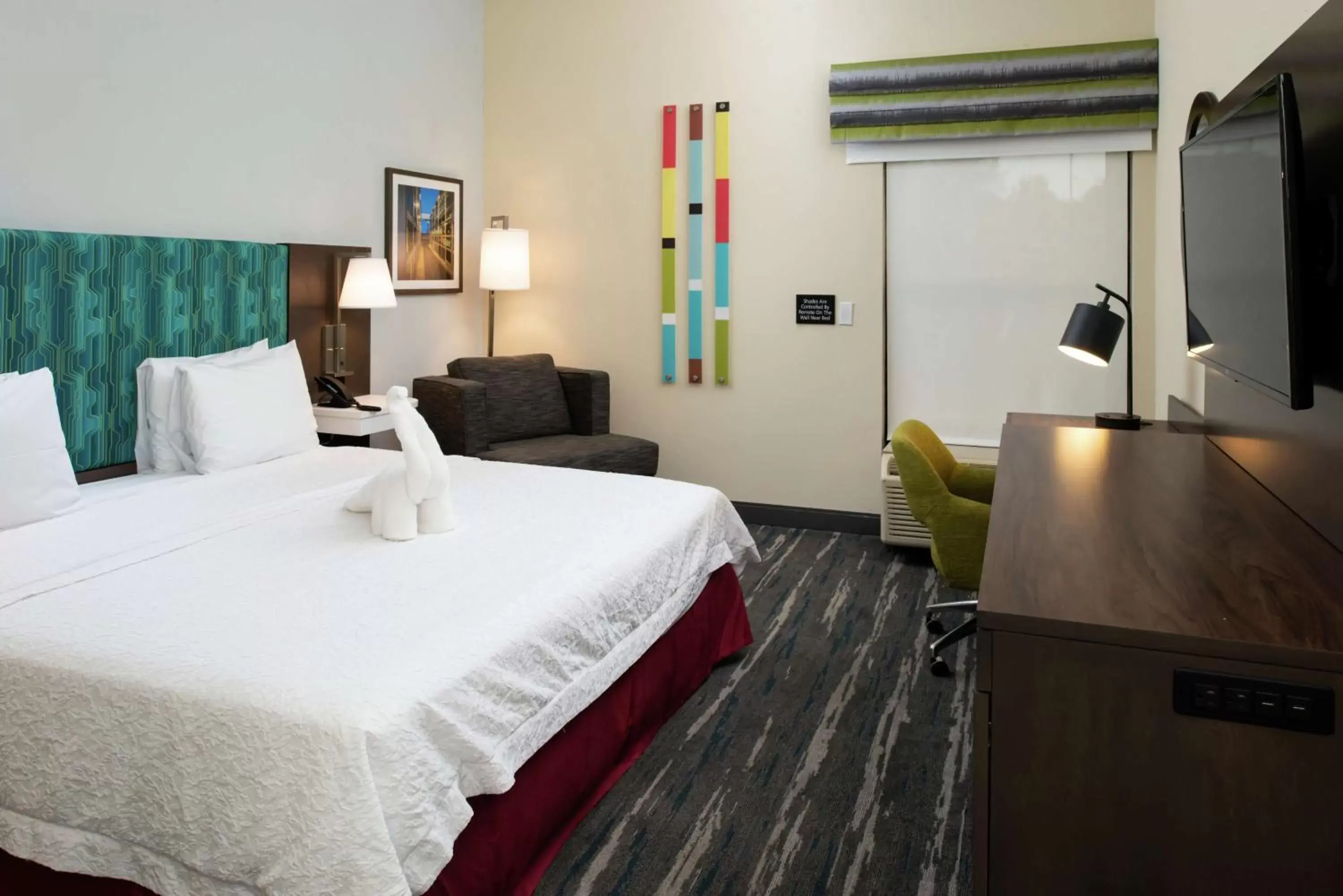 Bedroom, Bed in Hampton Inn Greensboro Airport