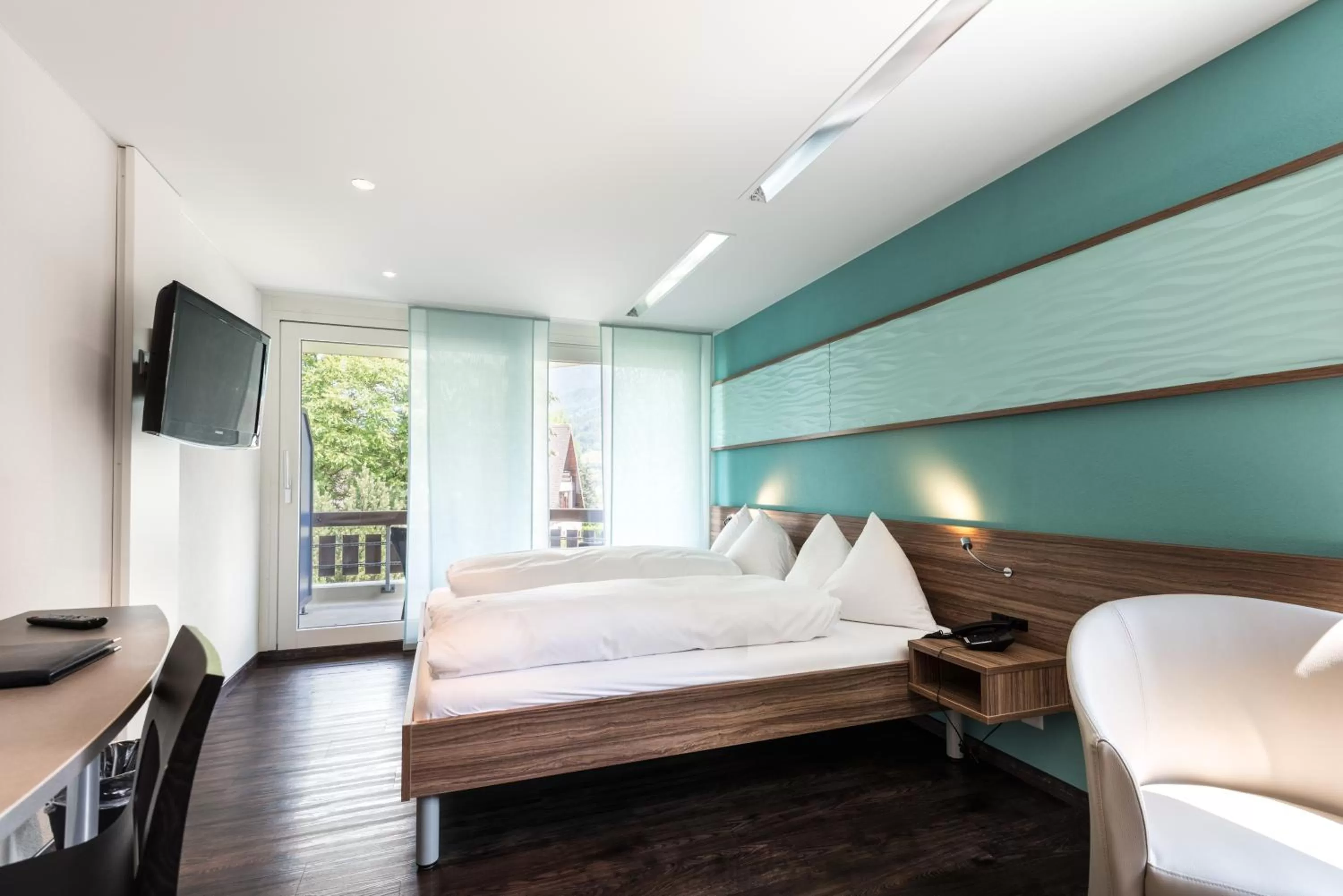 Shower, Bed in Hotel Nidwaldnerhof direkt am See