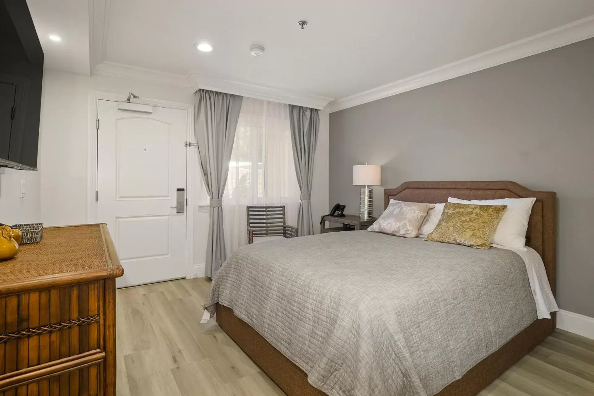 Queen Room in Hotel Huntington Queen Room in Hotel Huntington