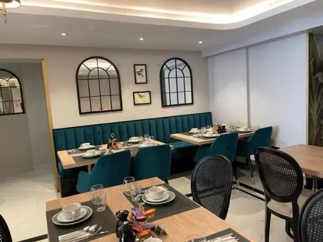 Restaurant/Places to Eat in Merit Kensington Hotel