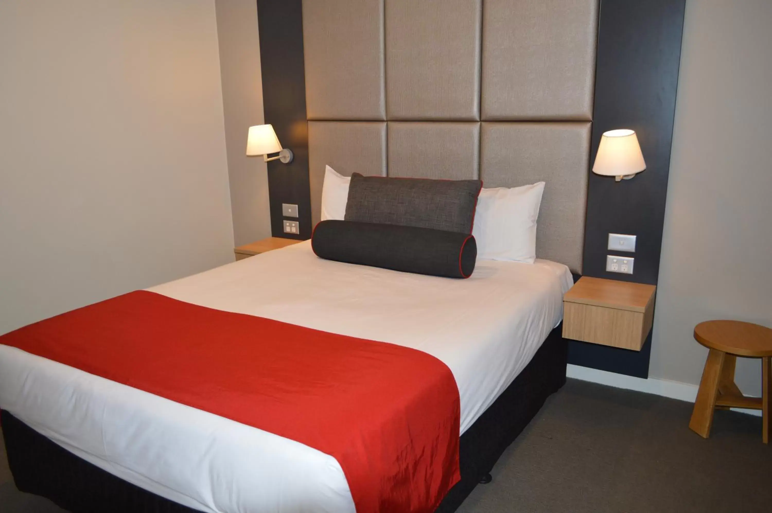 Bed in Quality Hotel Parklake Shepparton