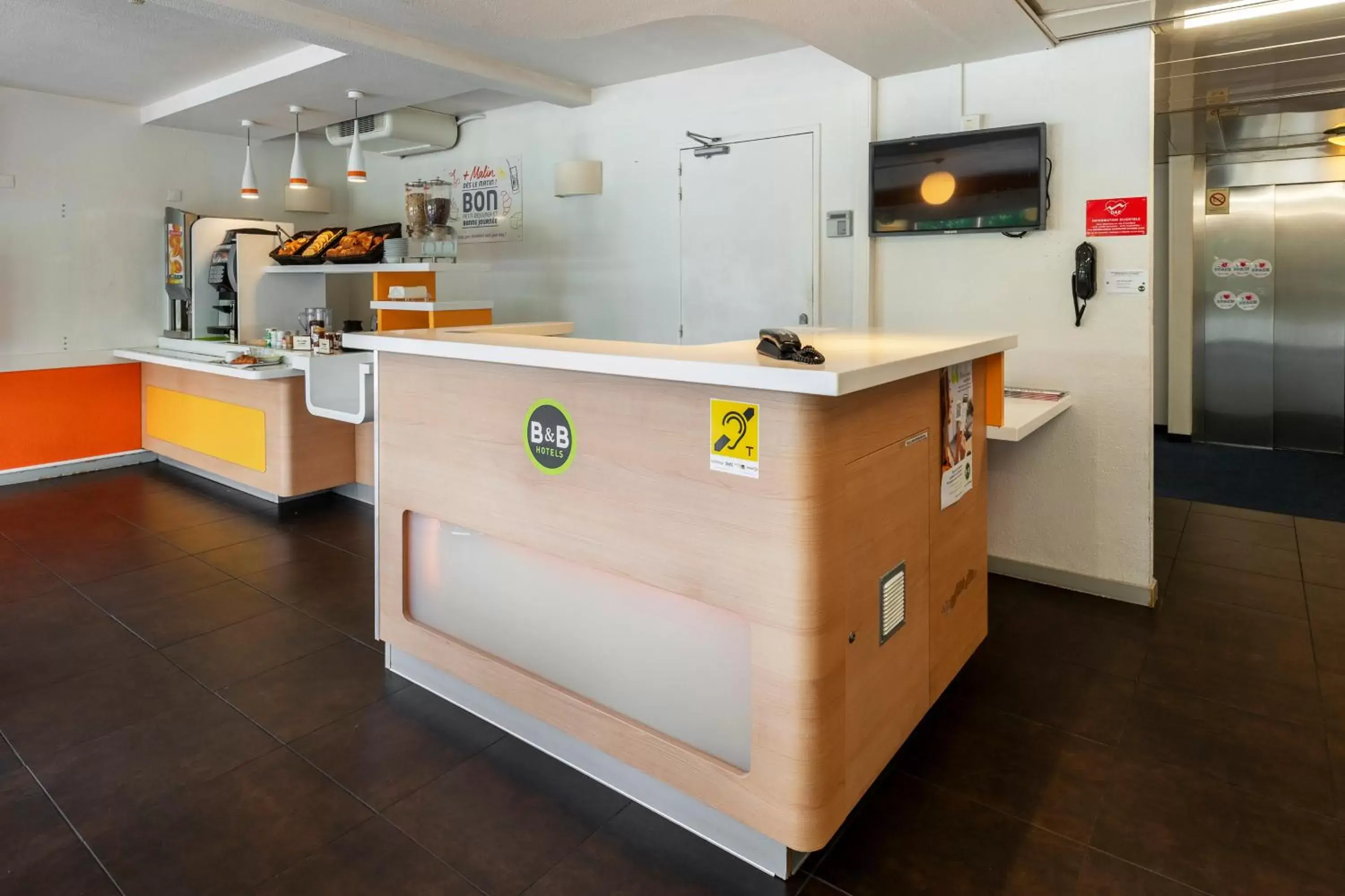 Lobby or reception, Kitchen/Kitchenette in B&B HOTEL Toulouse Cité de l'Espace Hurel