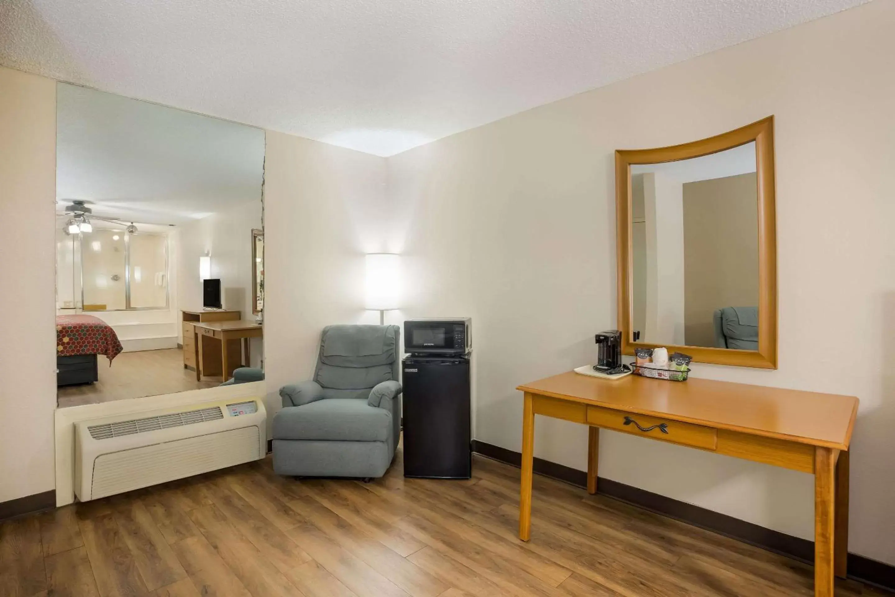 Bedroom, Seating Area in Econo Lodge Live Oak