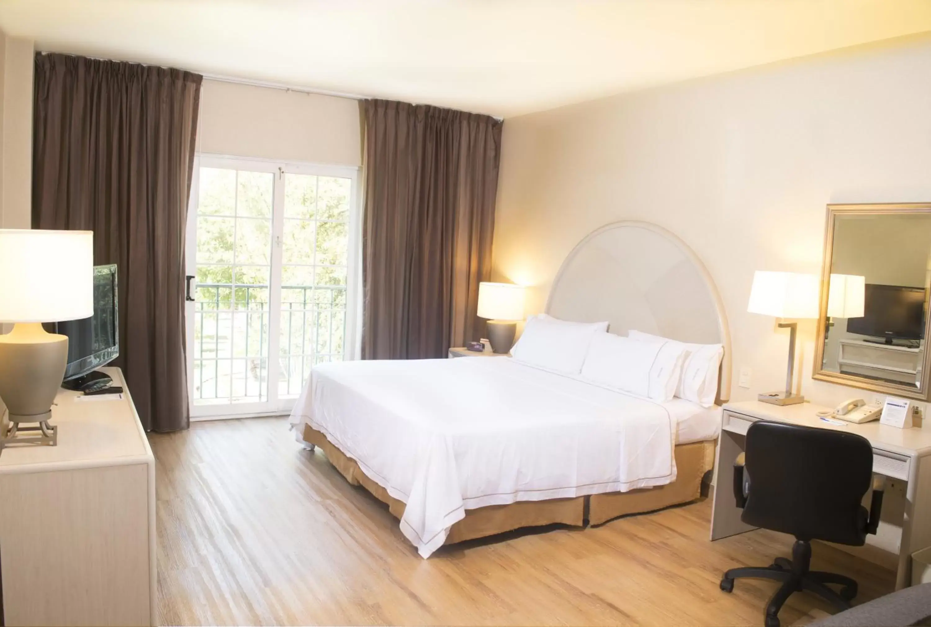 Photo of the whole room, Bed in Holiday Inn Express Monterrey Galerias-San Jeronimo, an IHG Hotel