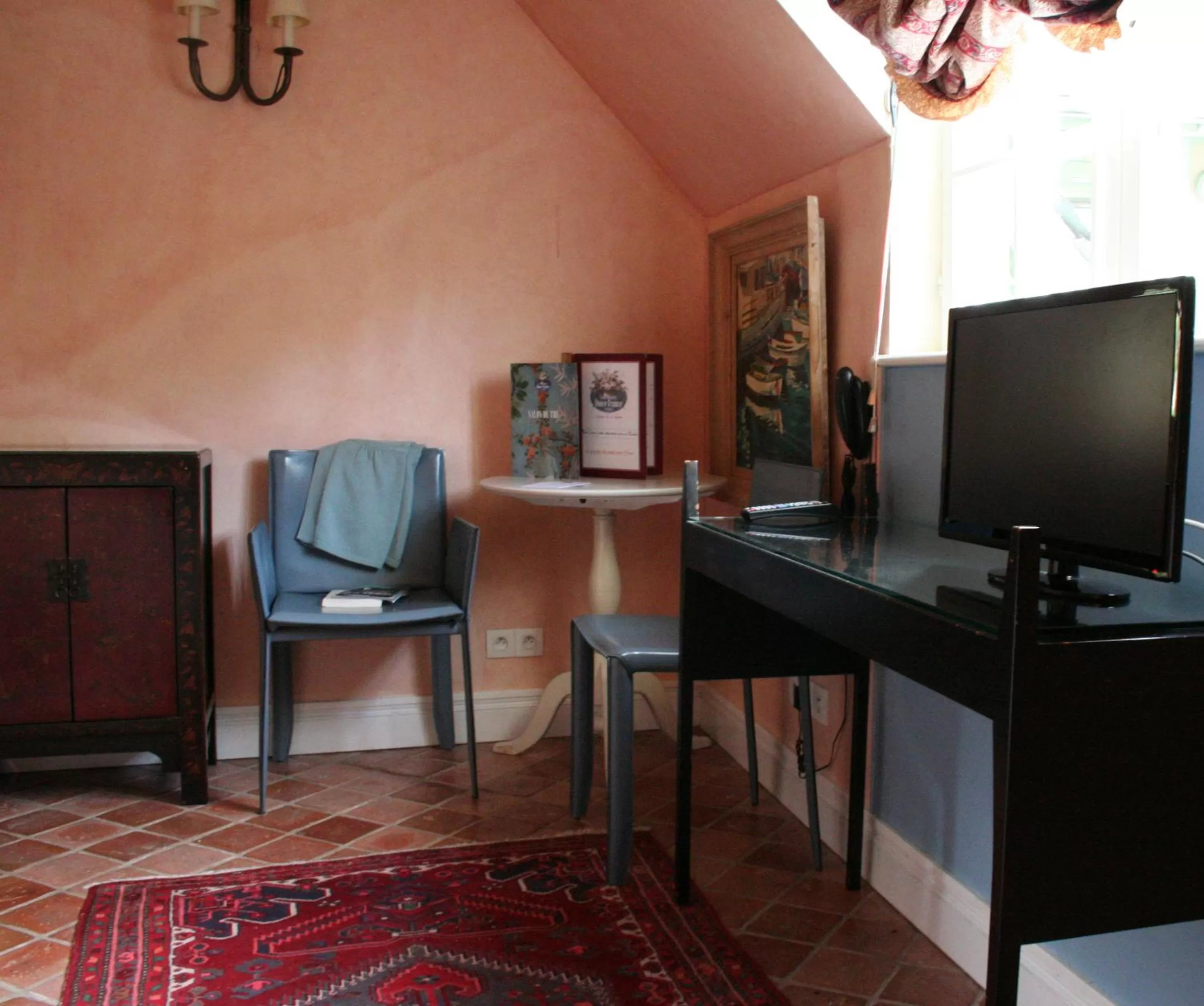 TV and multimedia, TV/Entertainment Center in Relais Hôtelier Douce France