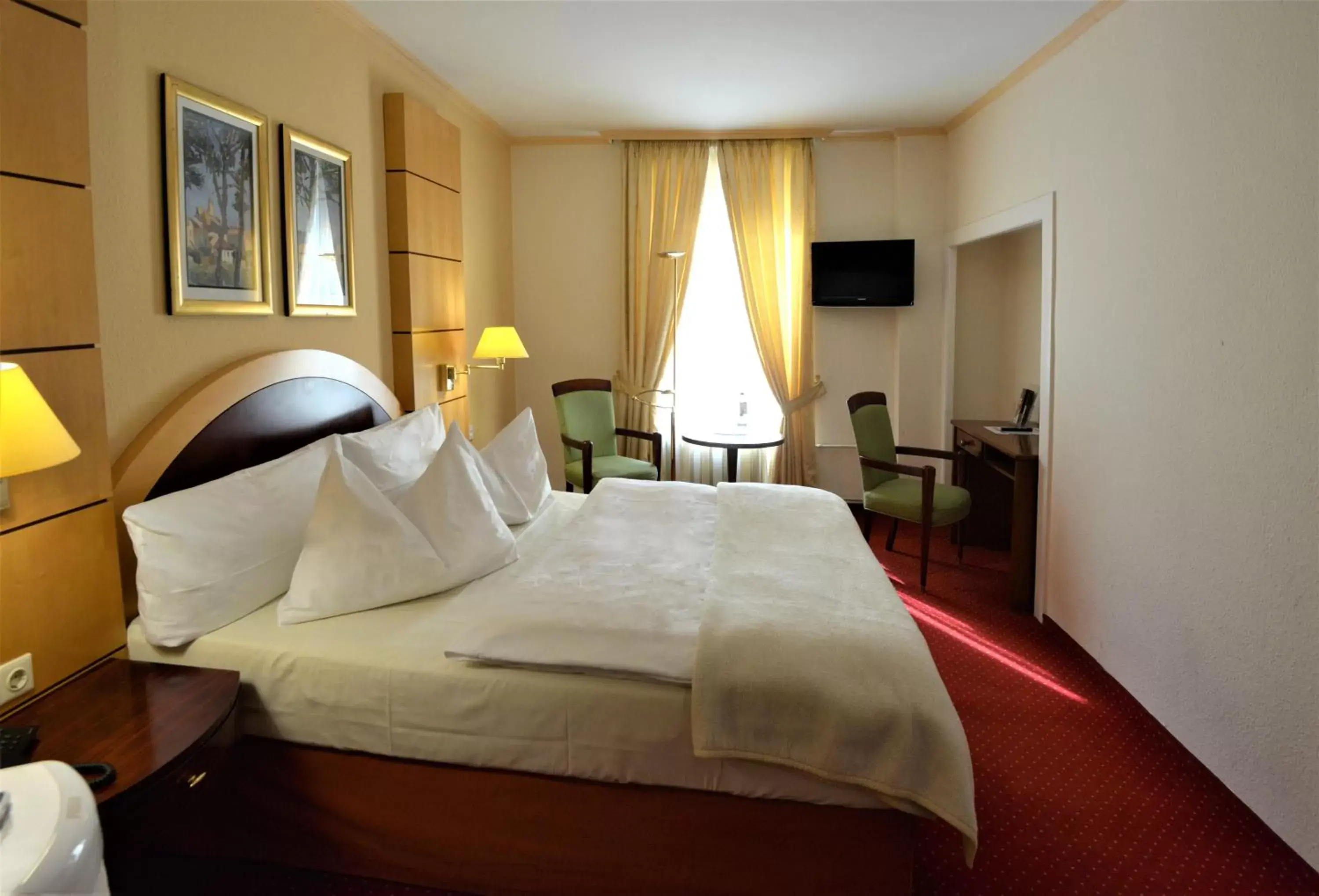 Staff, Bed in Hotel am Kochbrunnen