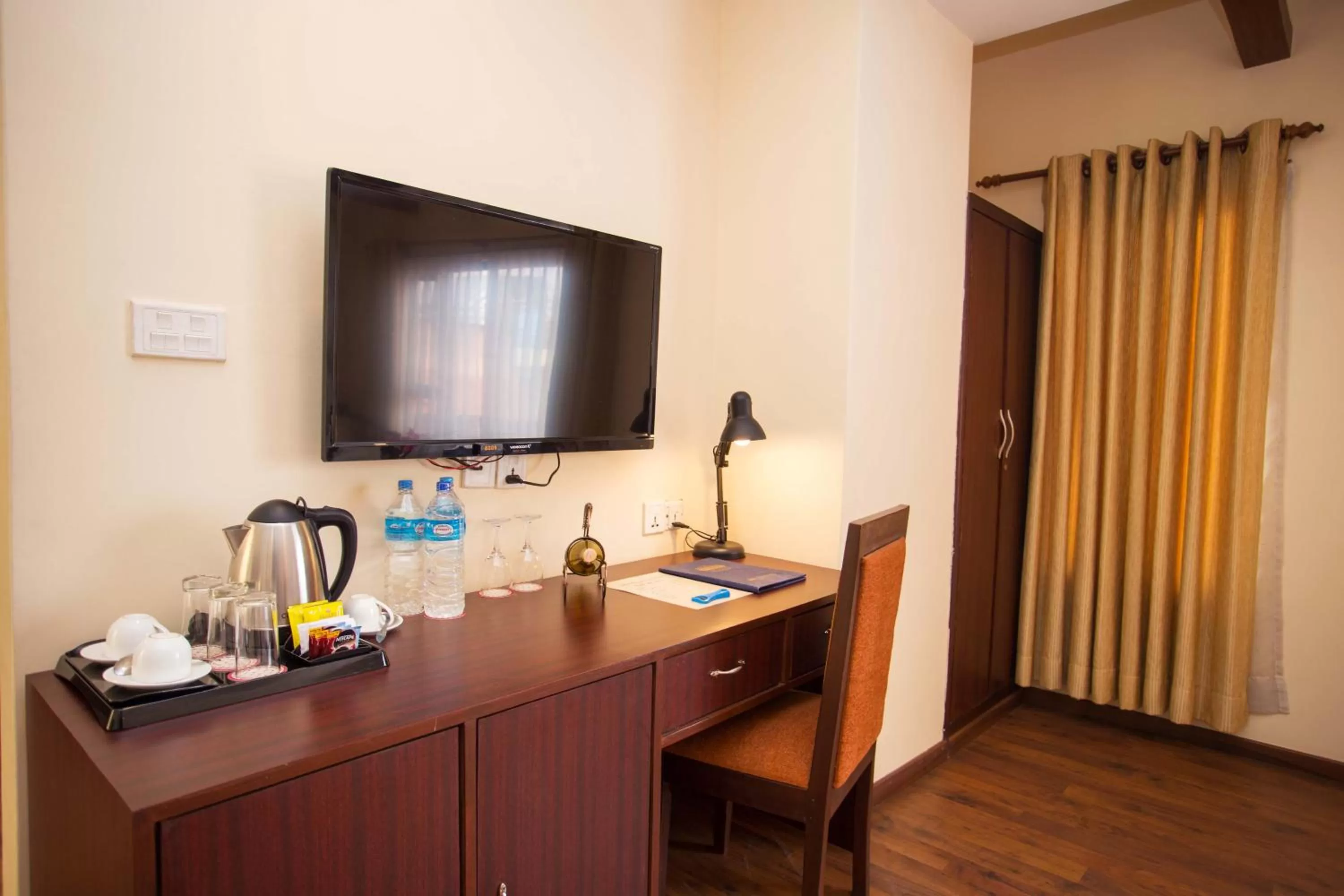 TV and multimedia in Hotel Jay Suites