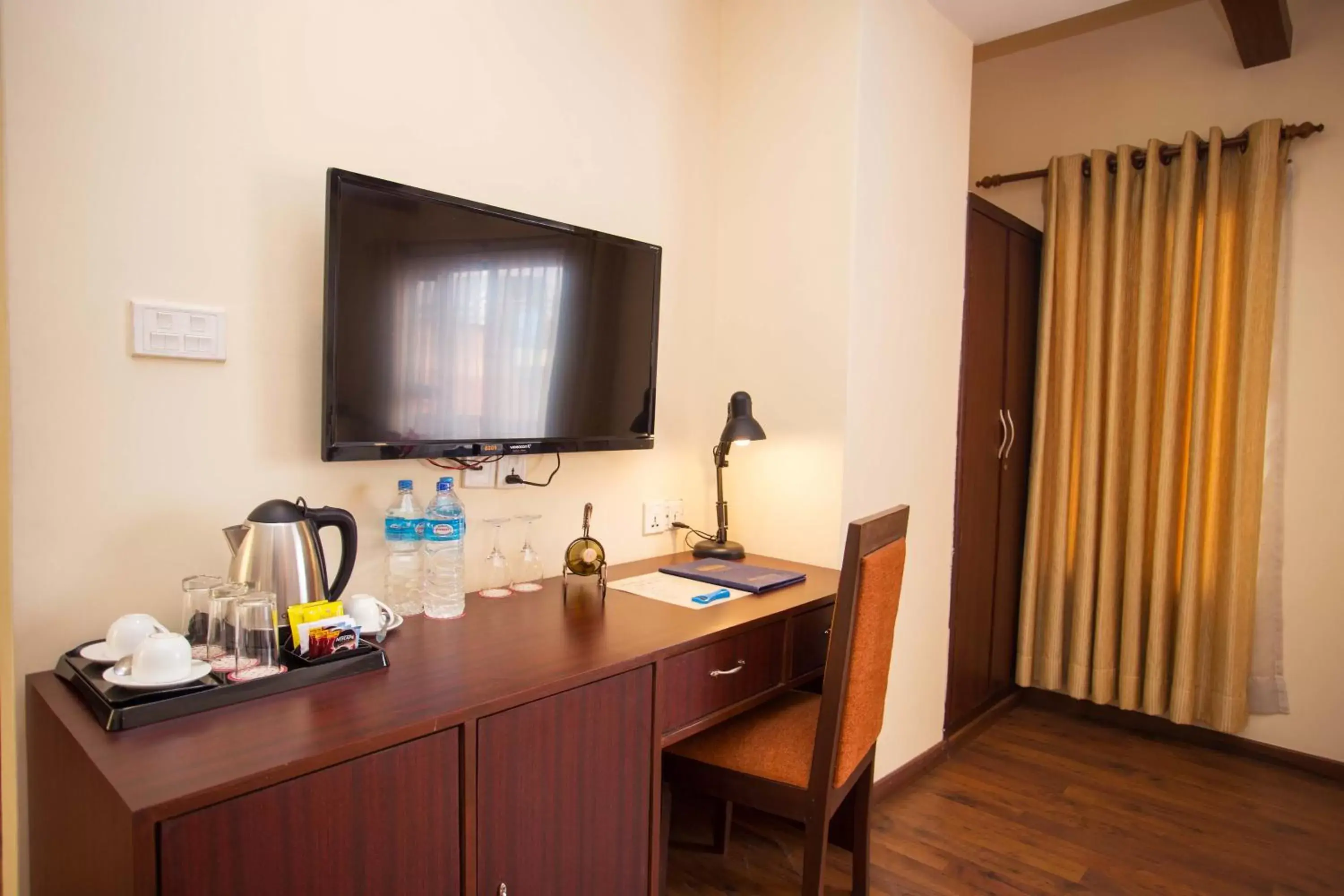 TV and multimedia, TV/Entertainment Center in Hotel Jay Suites