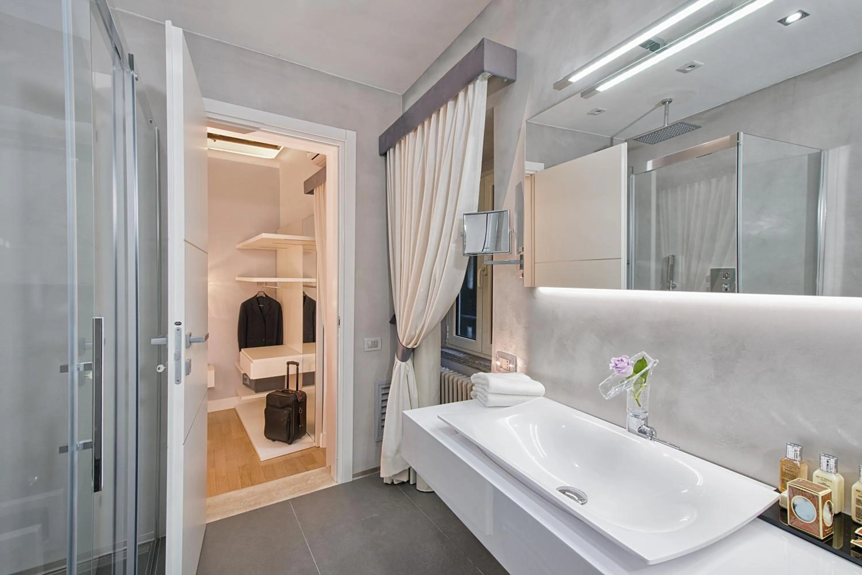 Shower in Domus Libera