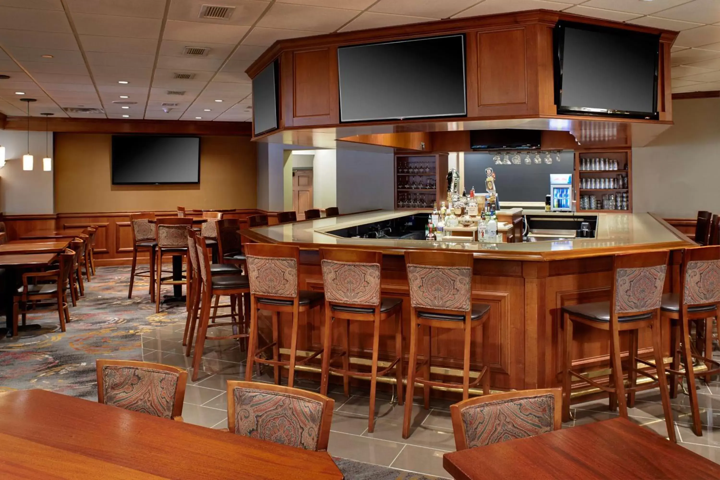 Lounge or bar in DoubleTree by Hilton Dearborn