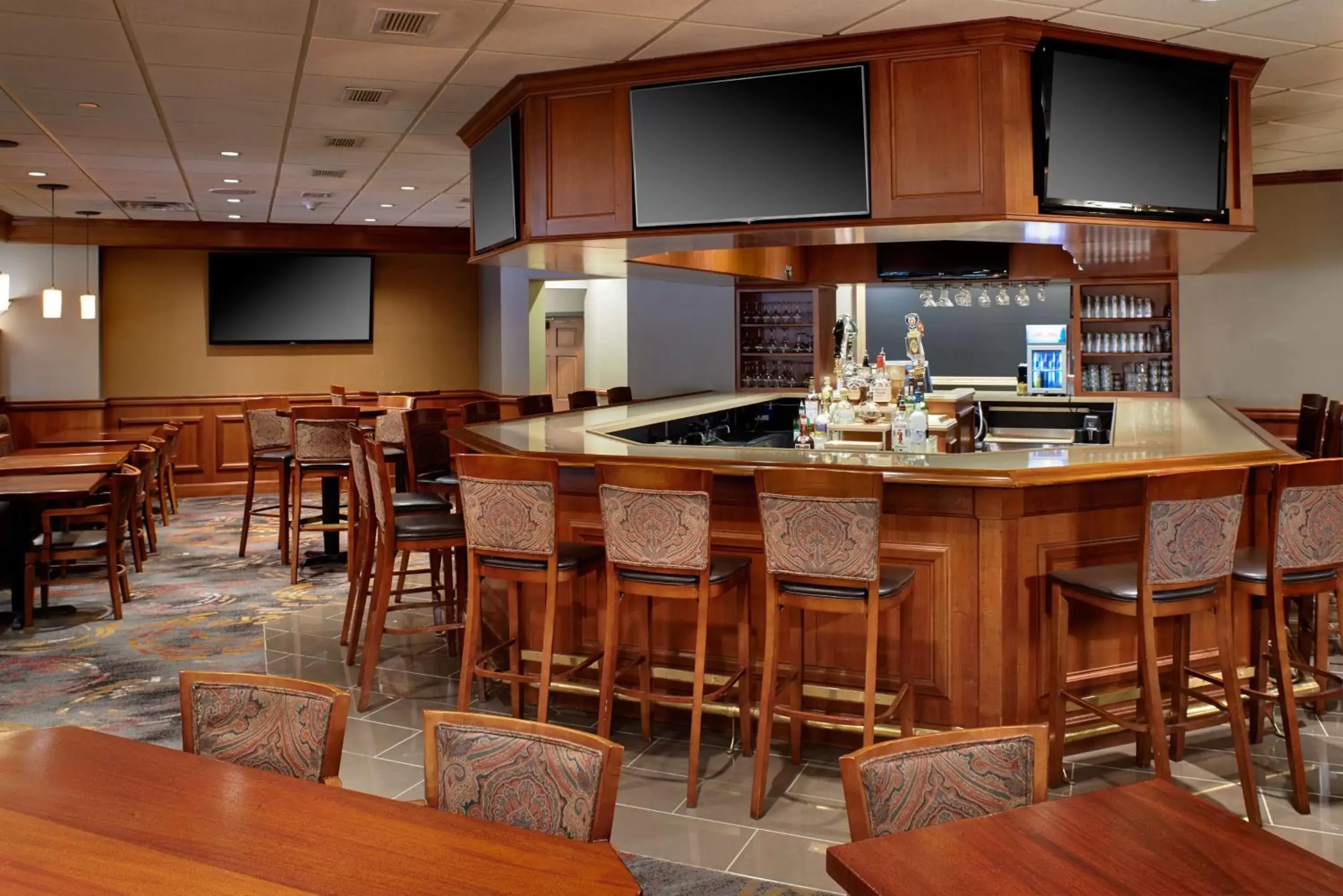 Lounge or bar in DoubleTree by Hilton Dearborn Lounge or bar in DoubleTree by Hilton Dearborn