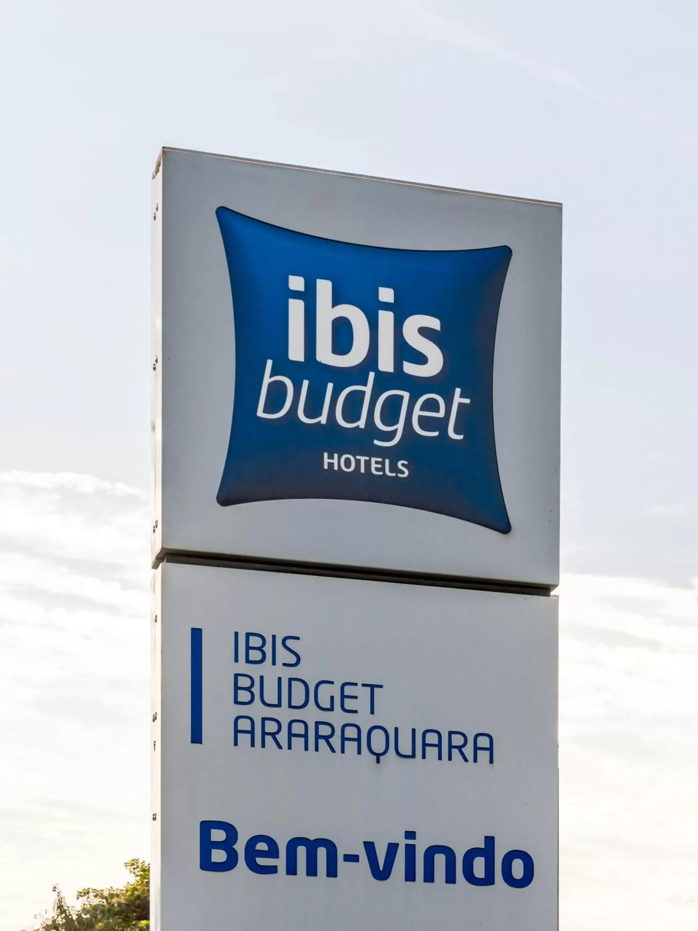 Property logo or sign in Ibis Budget Araraquara