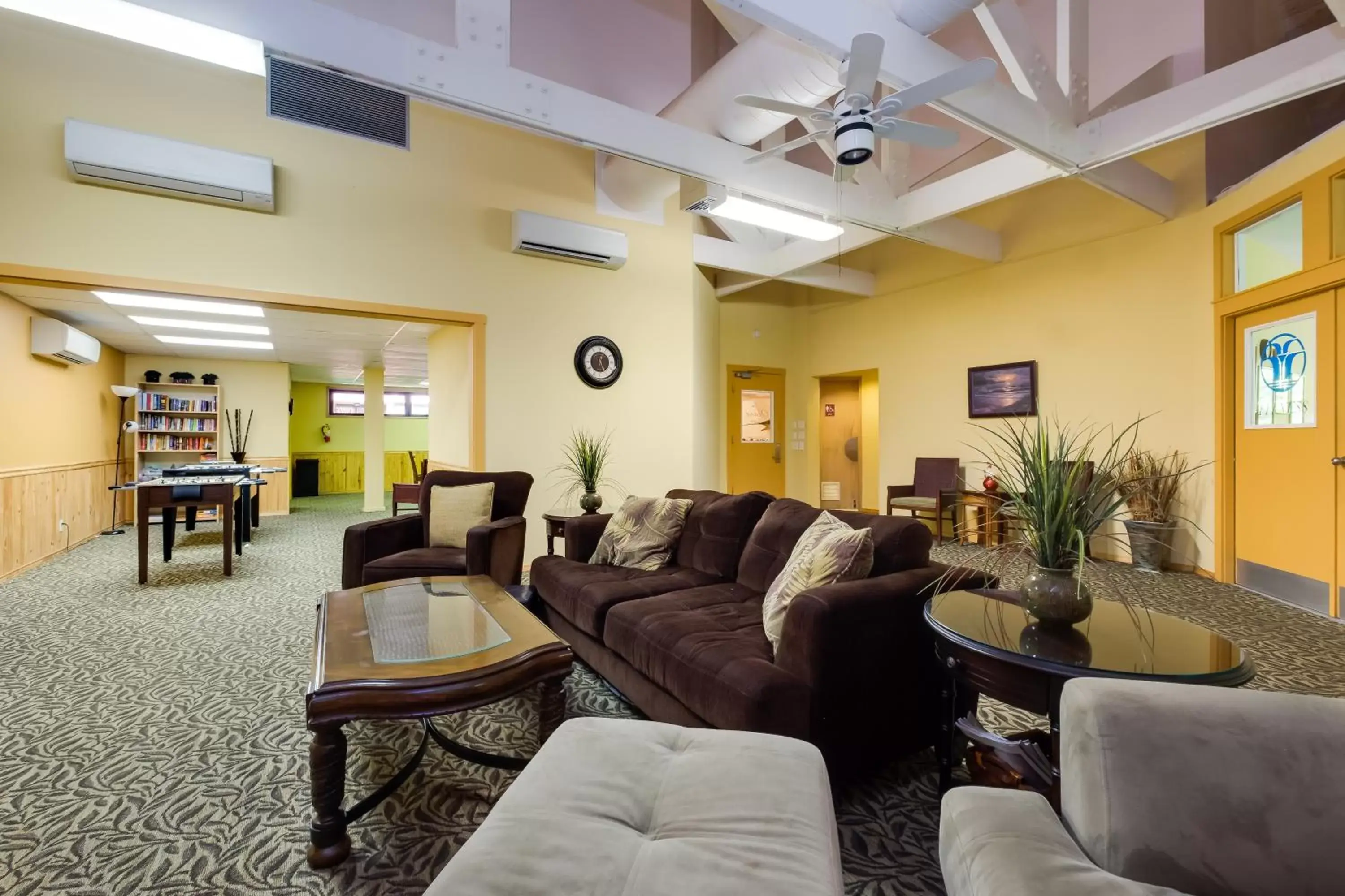 Communal lounge/ TV room, Lounge/Bar in Kahana Falls Resort