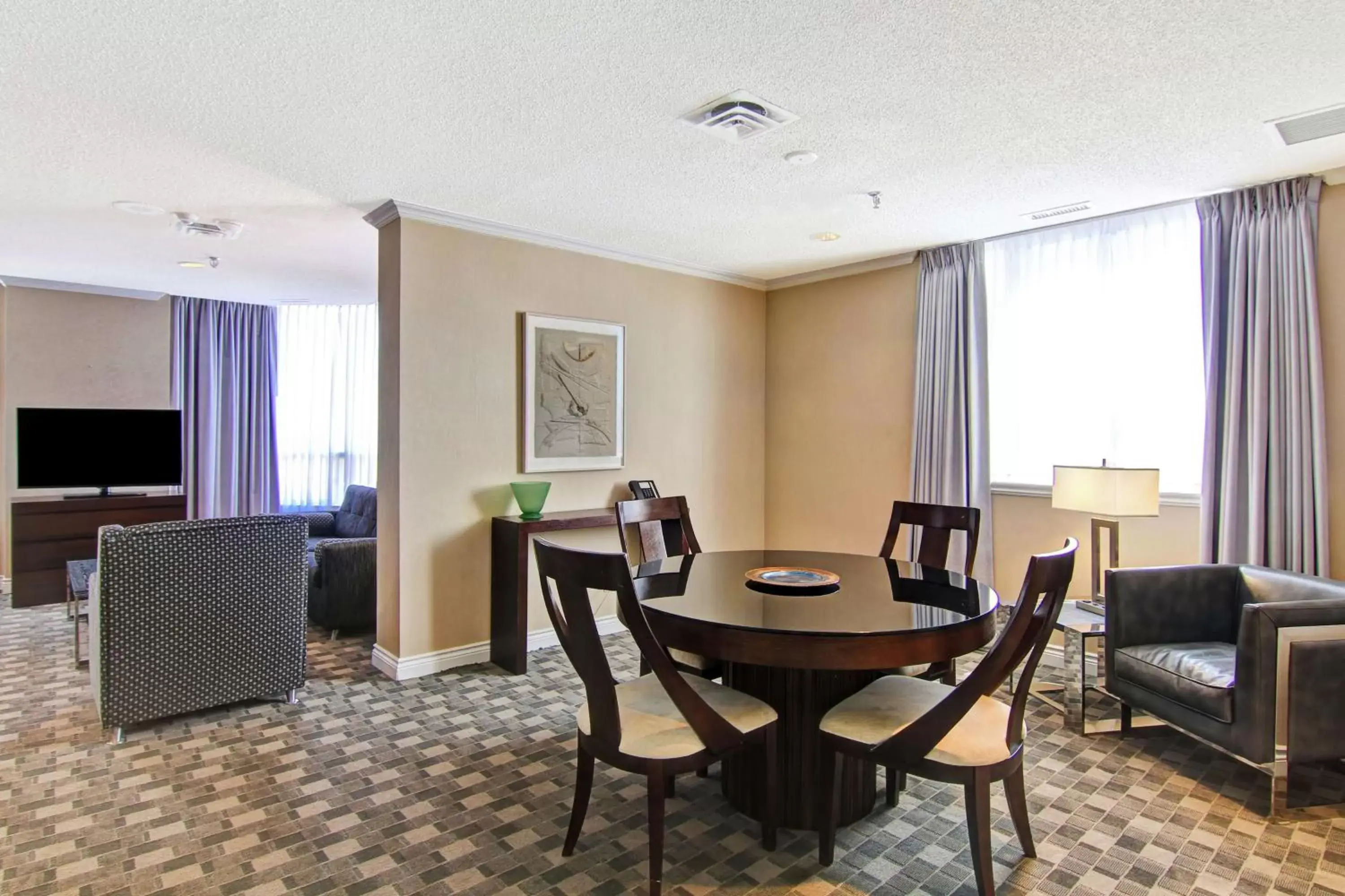 Living room, Dining Area in DoubleTree by Hilton Toronto Downtown