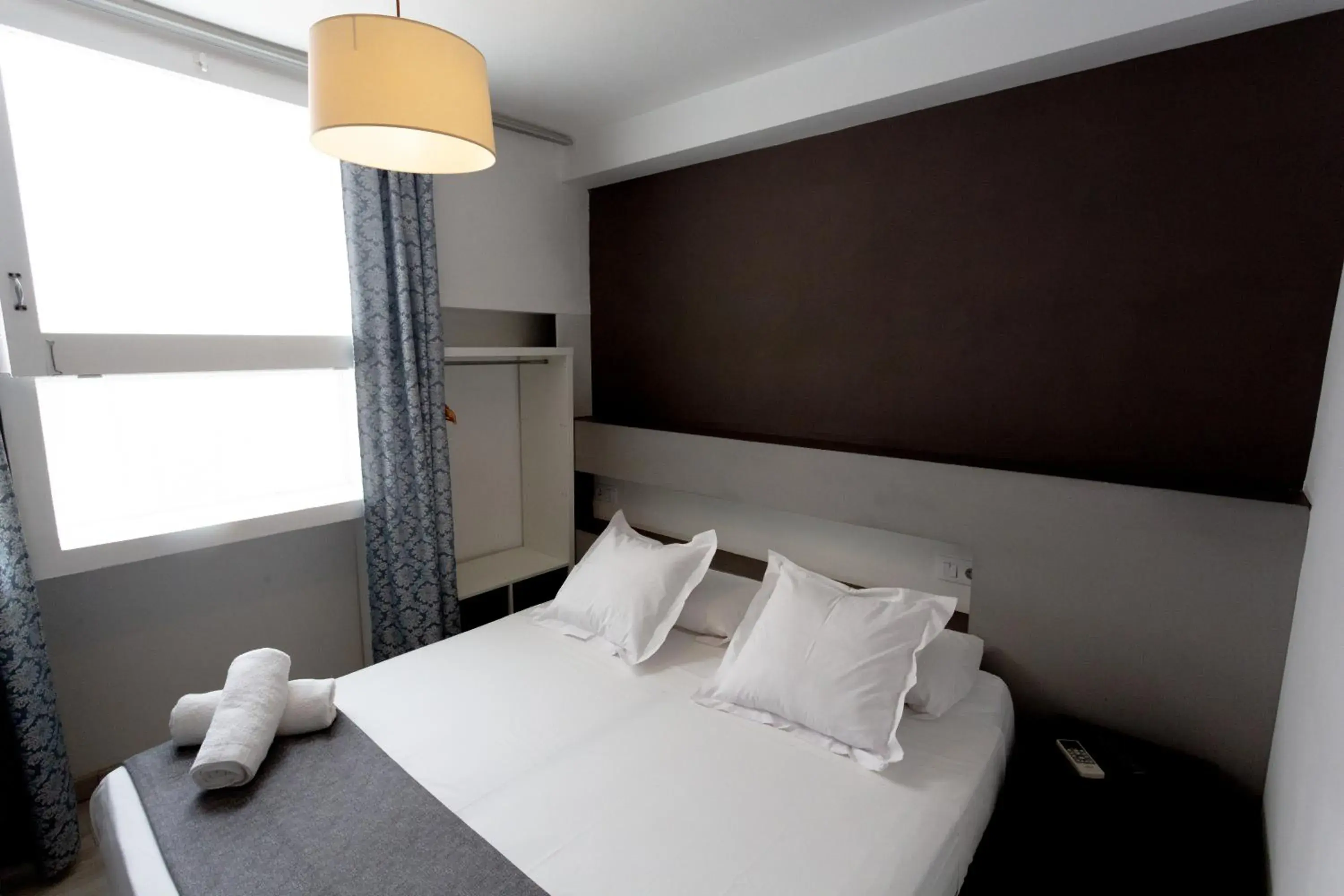 Photo of the whole room, Bed in Easy Sants by Bossh!