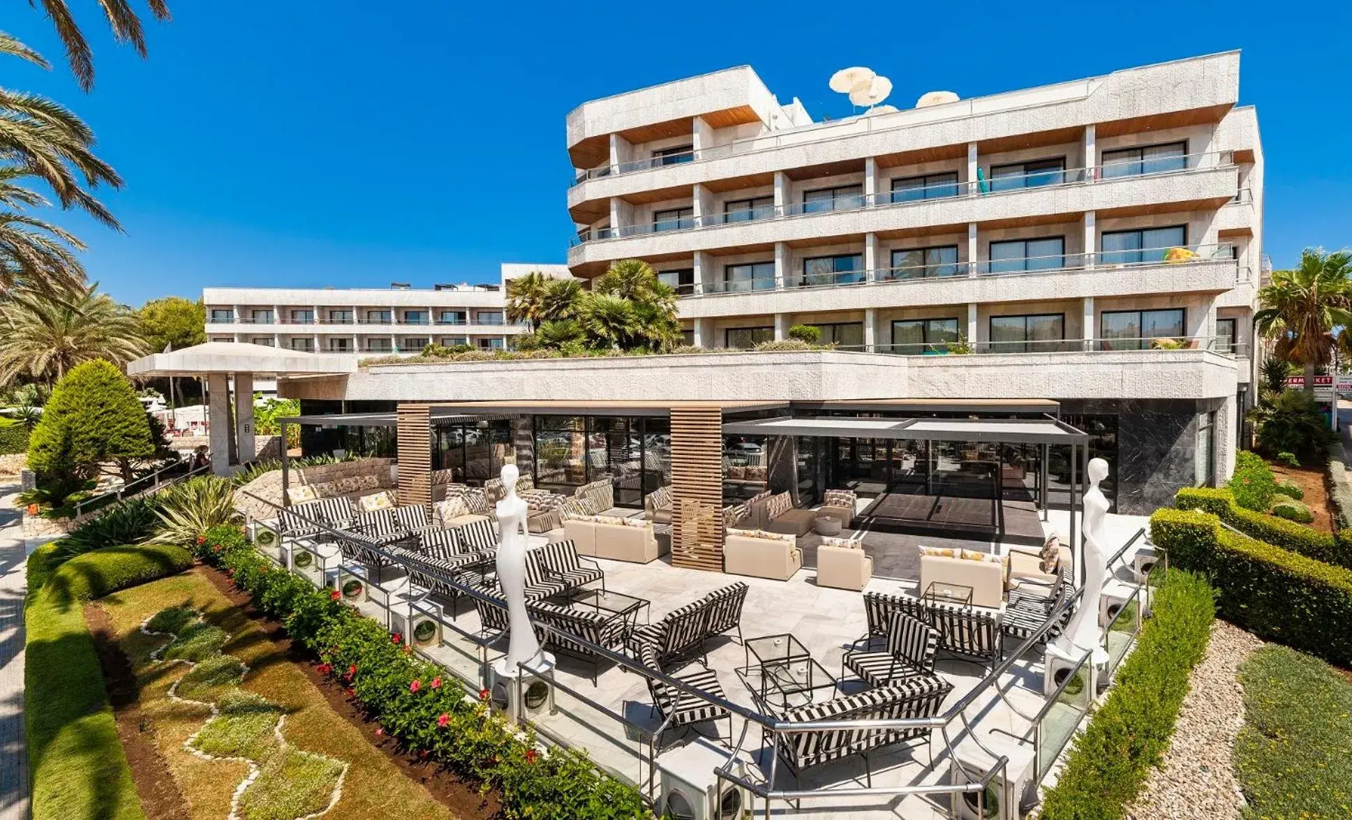 Lounge or bar, Property Building in Serrano Palace