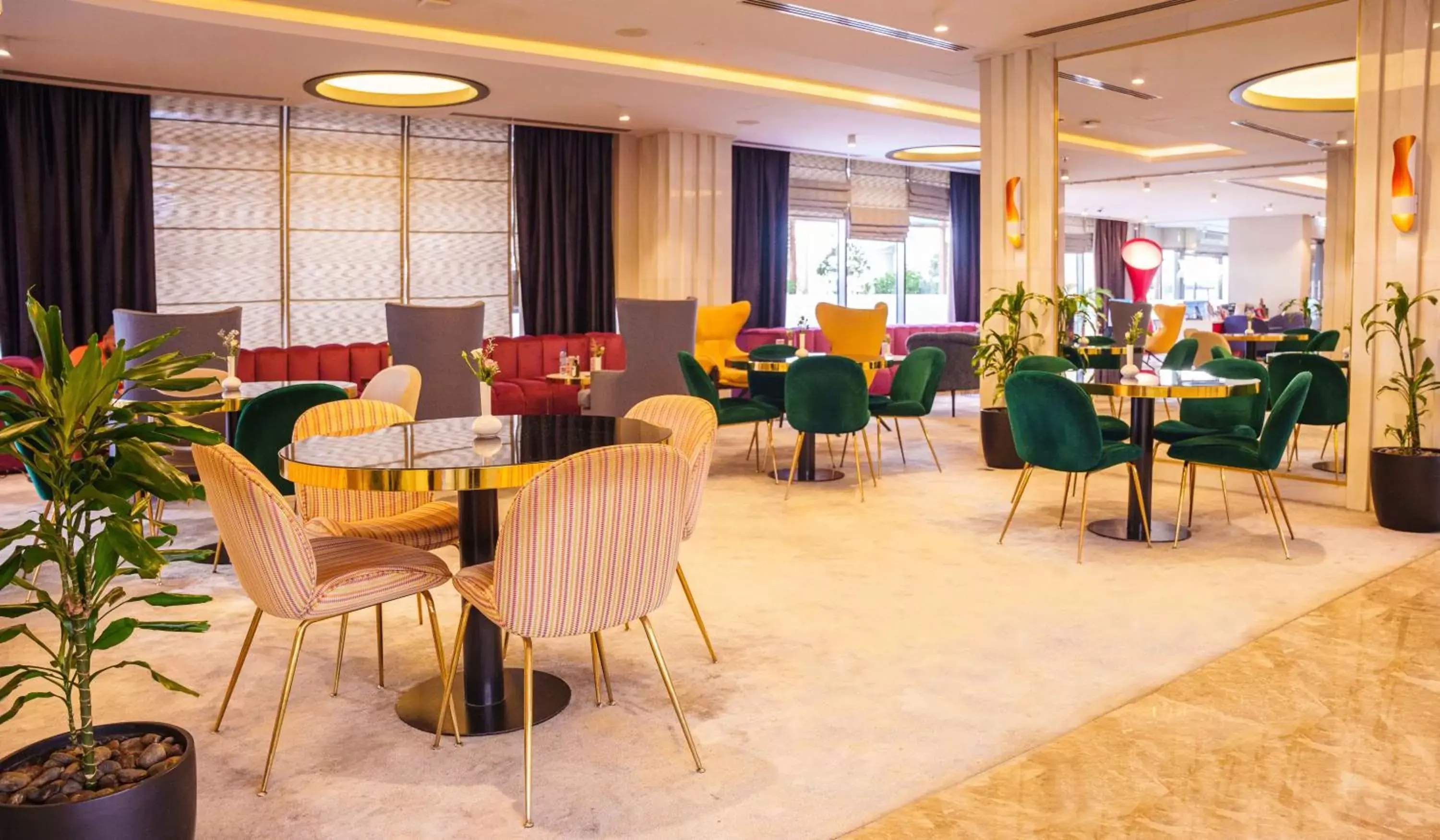 Lobby or reception, Restaurant/Places to Eat in Mercure Dubai Barsha Heights Hotel Suites