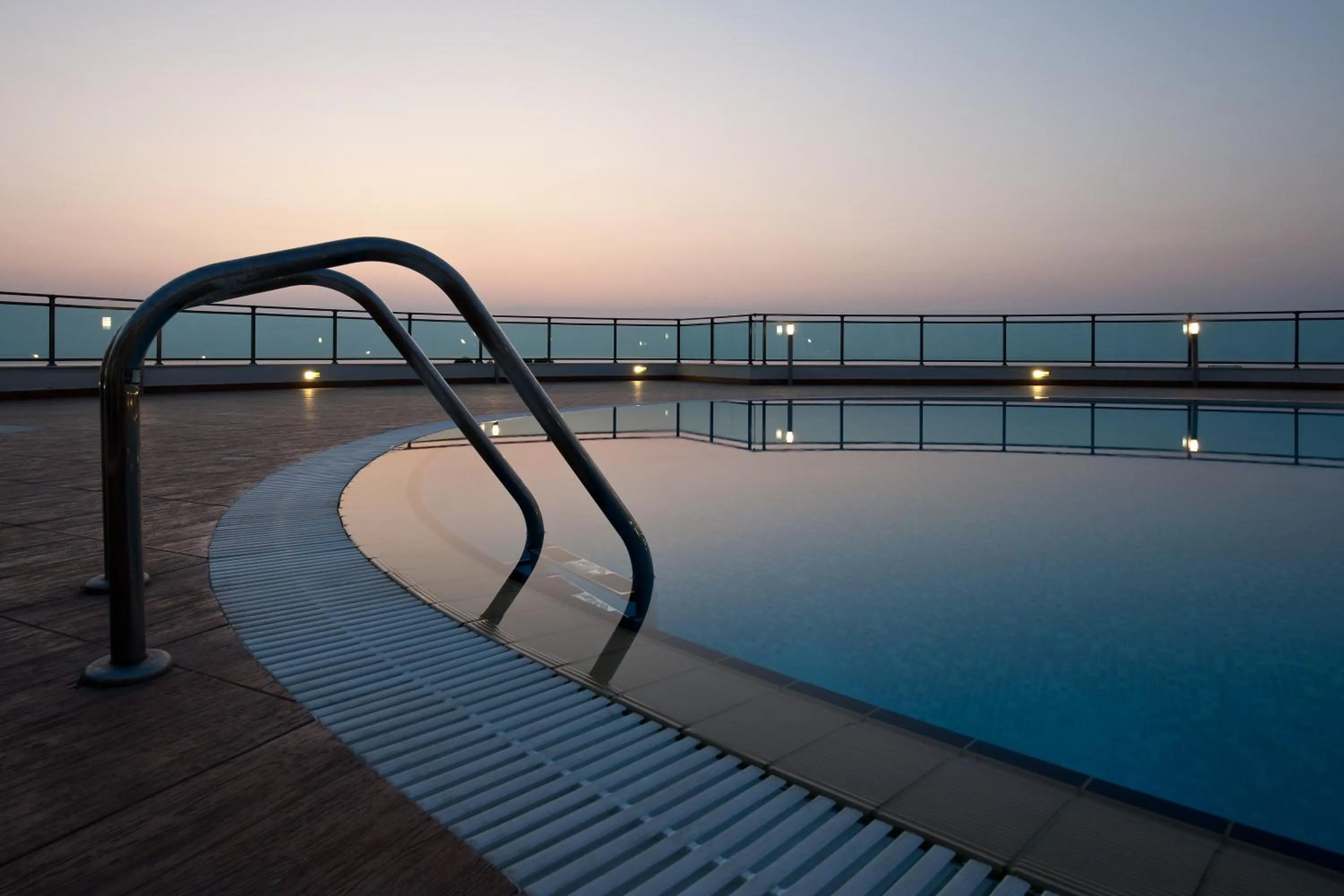 Swimming pool in Apollo Blue