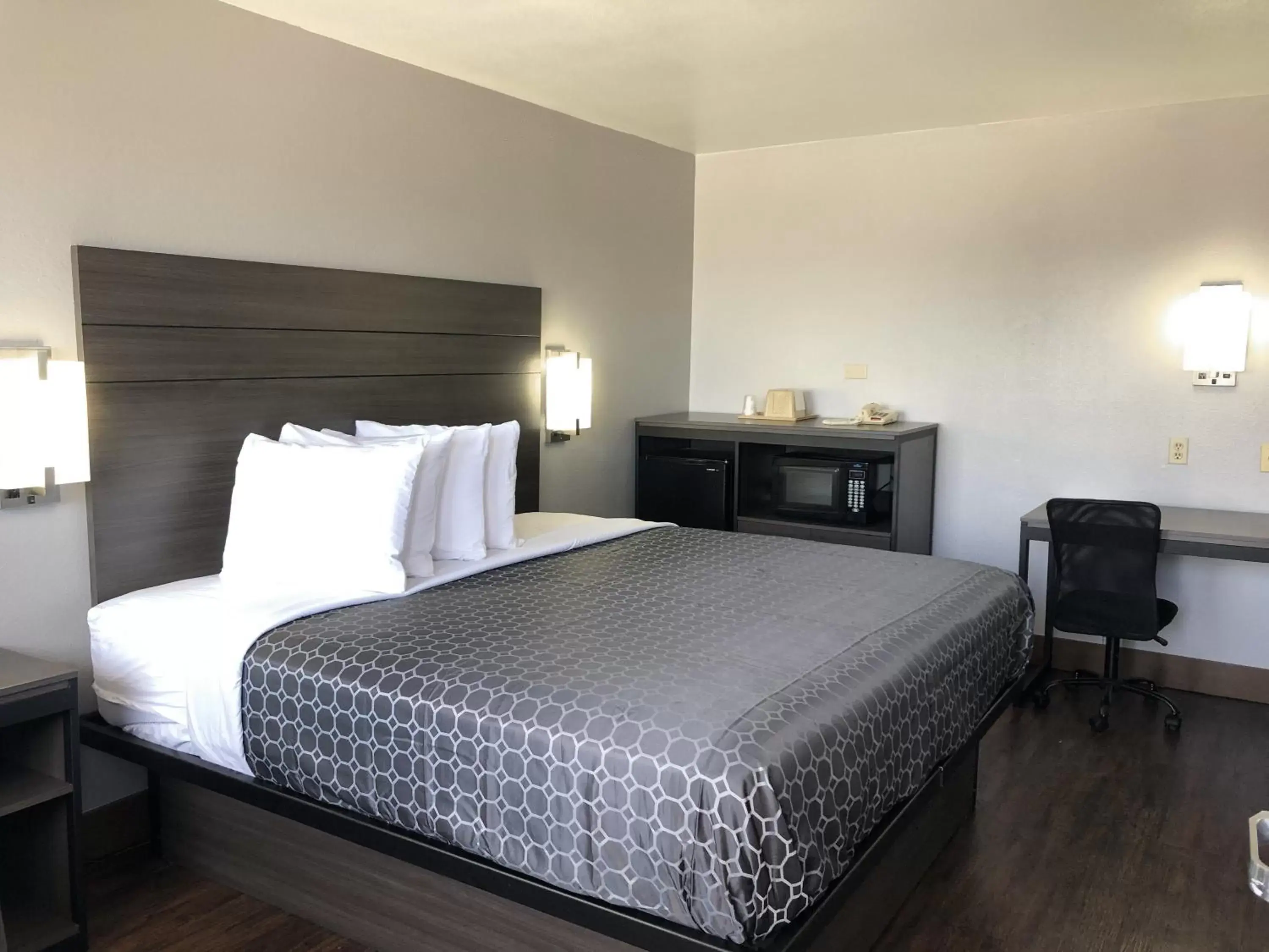 Photo of the whole room, Bed in Blue Way Inn By Jasper Near Frost Bank Center Photo of the whole room, Bed in Blue Way Inn By Jasper Near Frost Bank Center