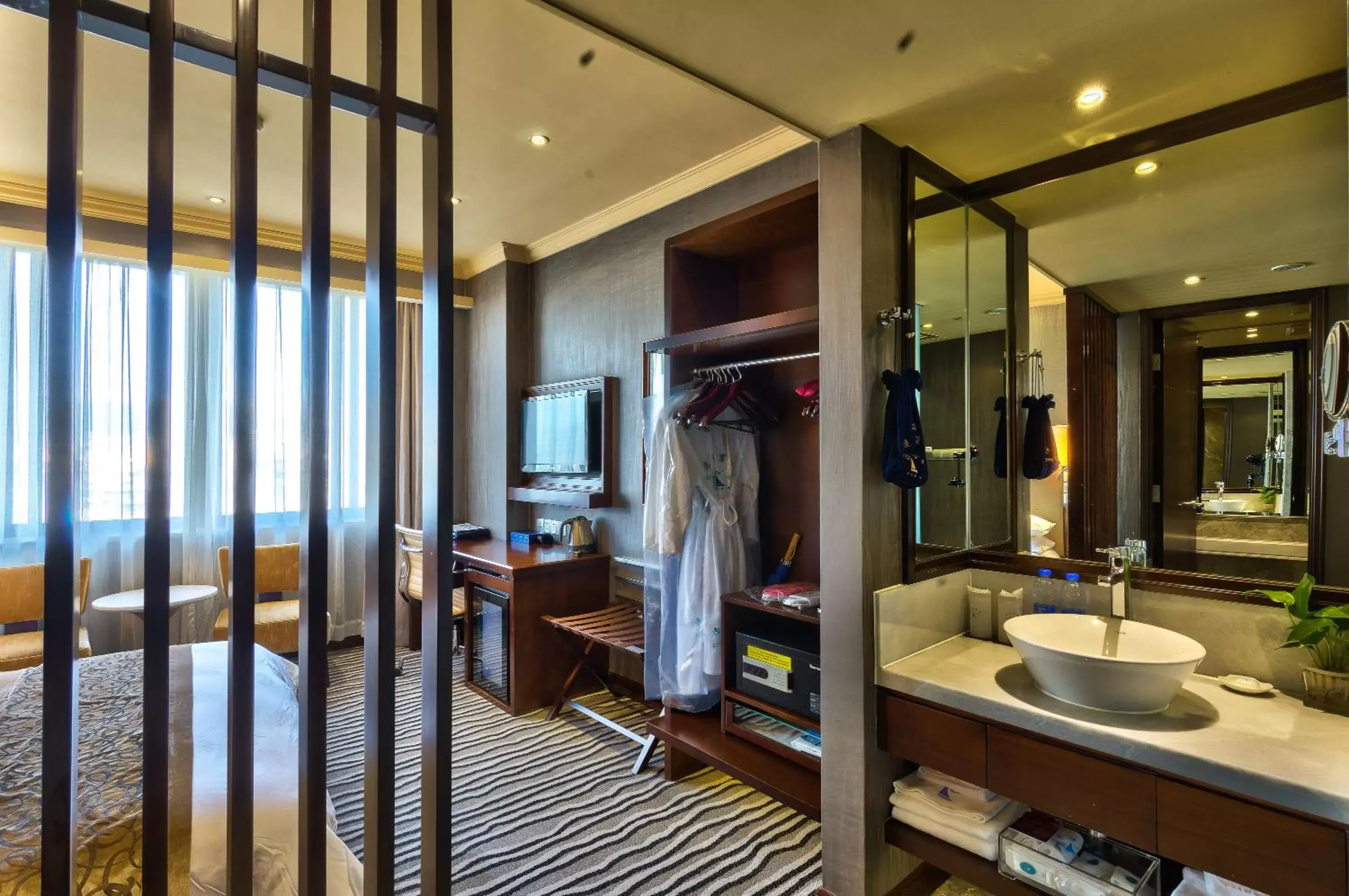 Shower, Bathroom in Ocean Hotel