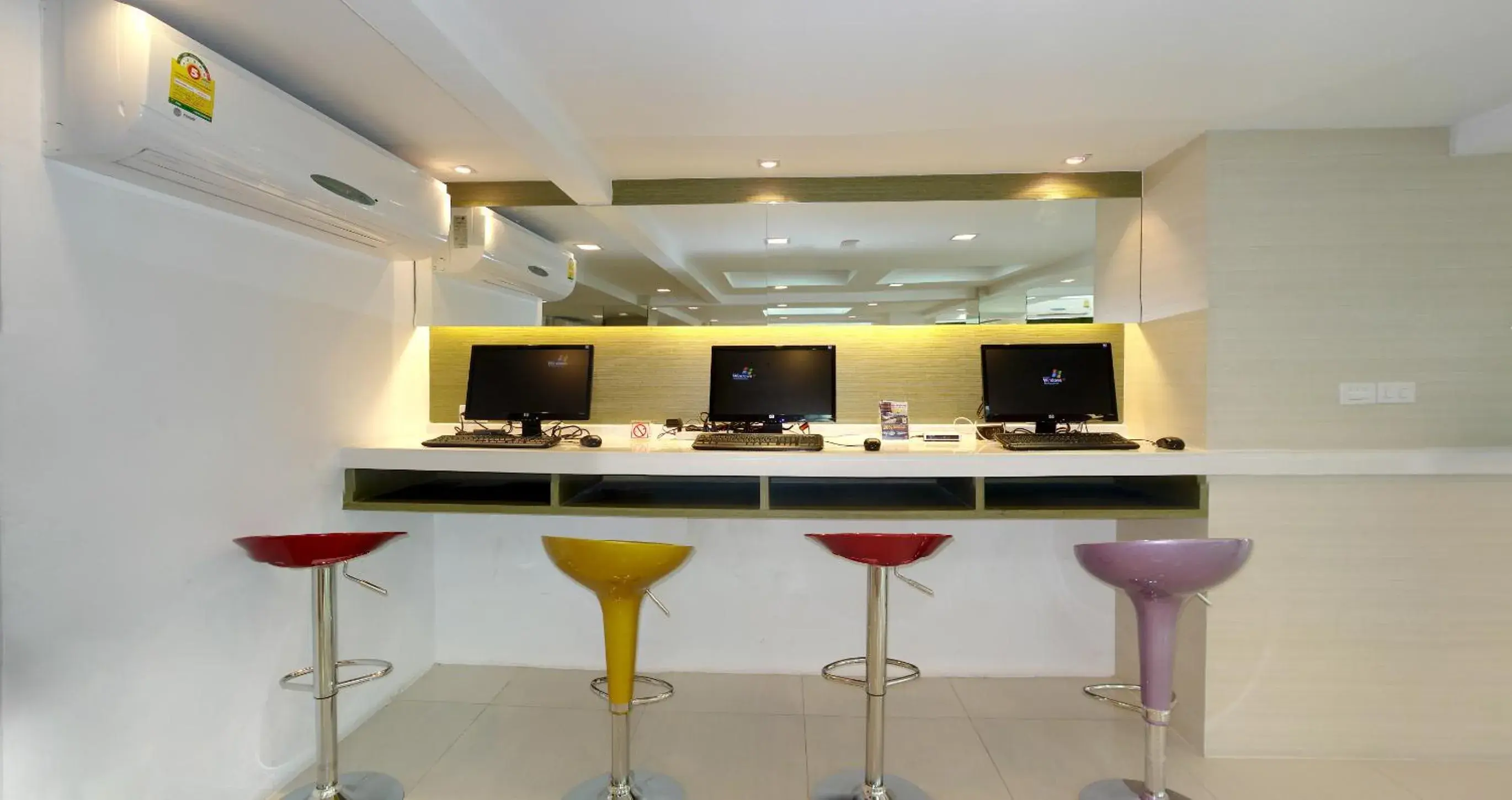 Lobby or reception, Kitchen/Kitchenette in Nantra Sukhumvit 39 Hotel