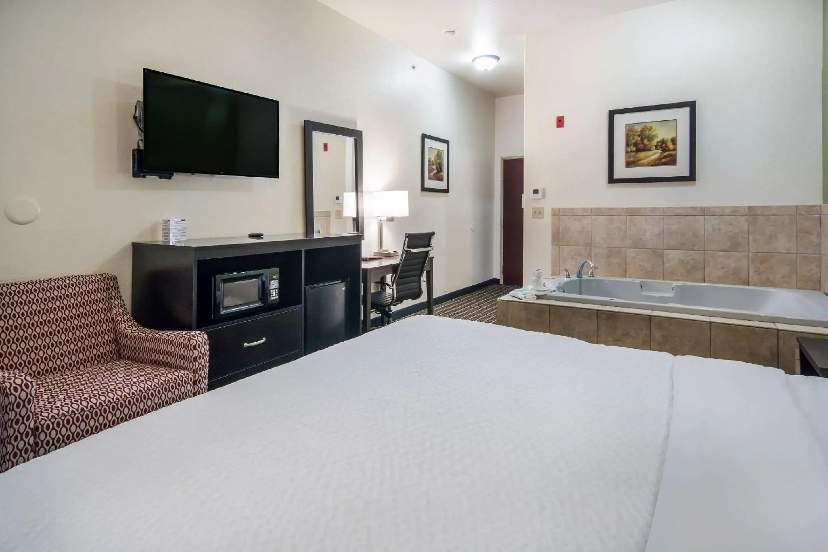 Photo of the whole room, Bed in Clarion Inn and Suites Weatherford