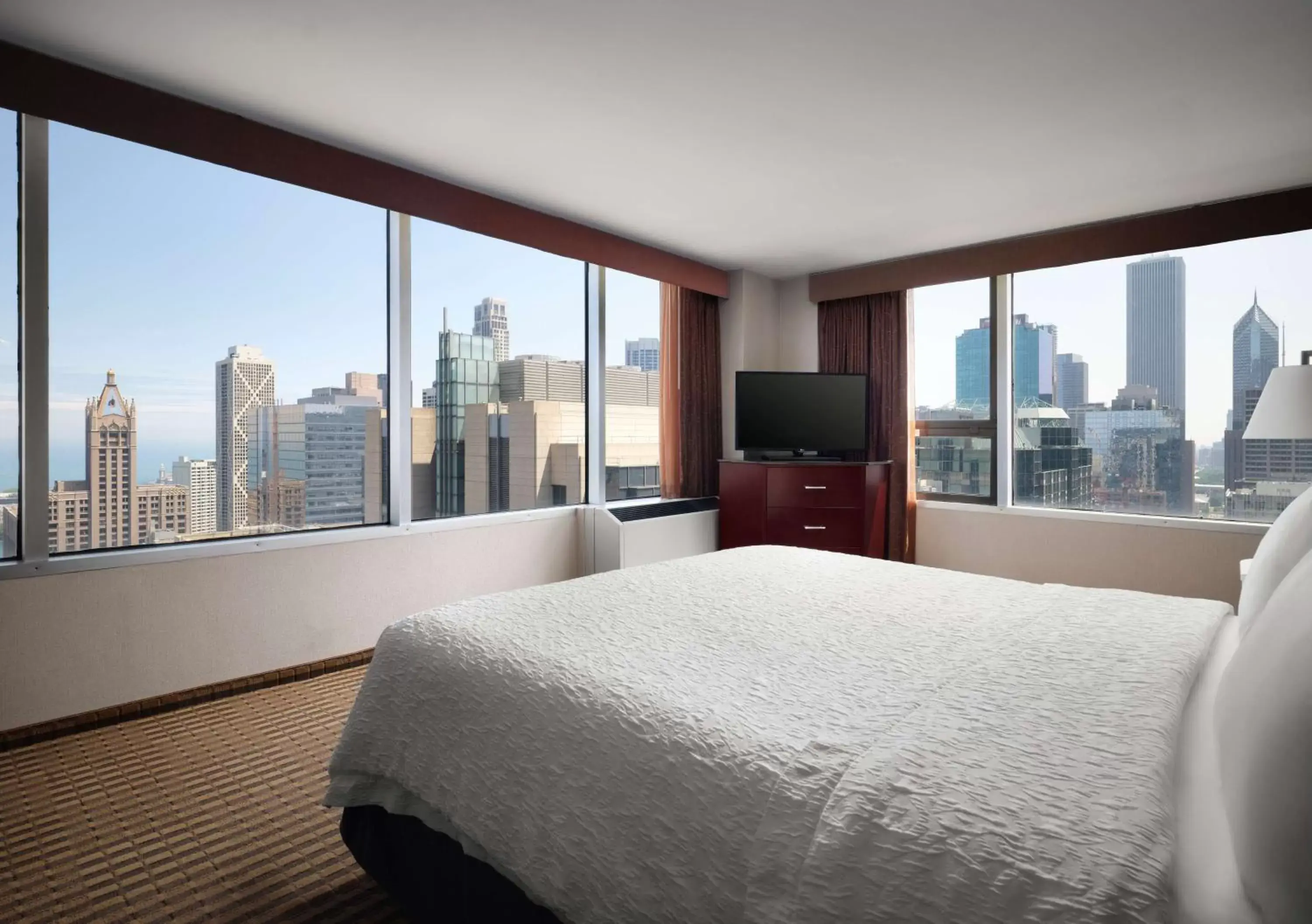Bed, City View in Hampton Inn Chicago Downtown/Magnificent Mile