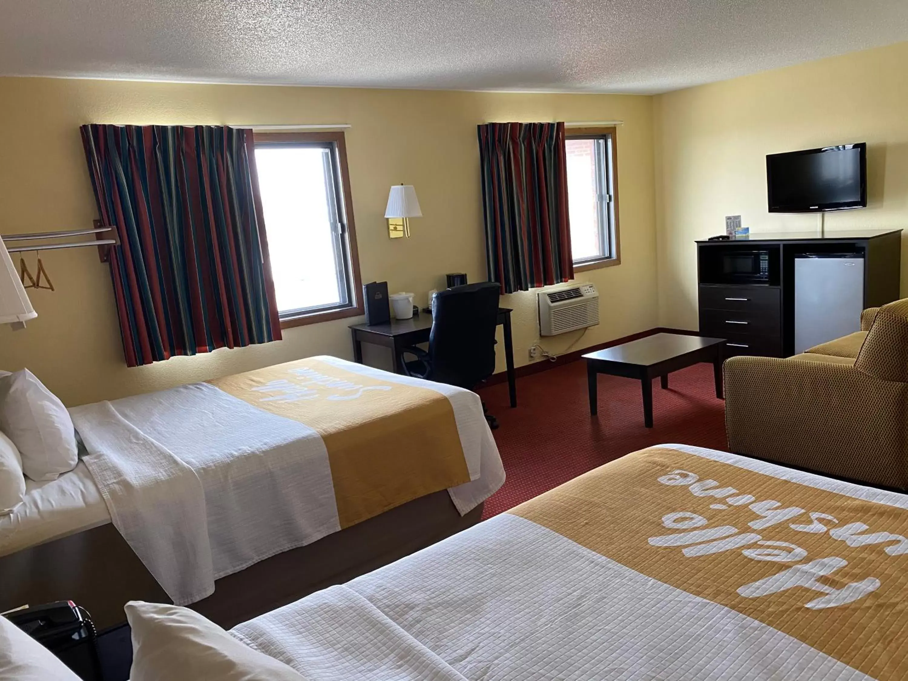 Bed in Days Inn & Suites by Wyndham Des Moines Airport