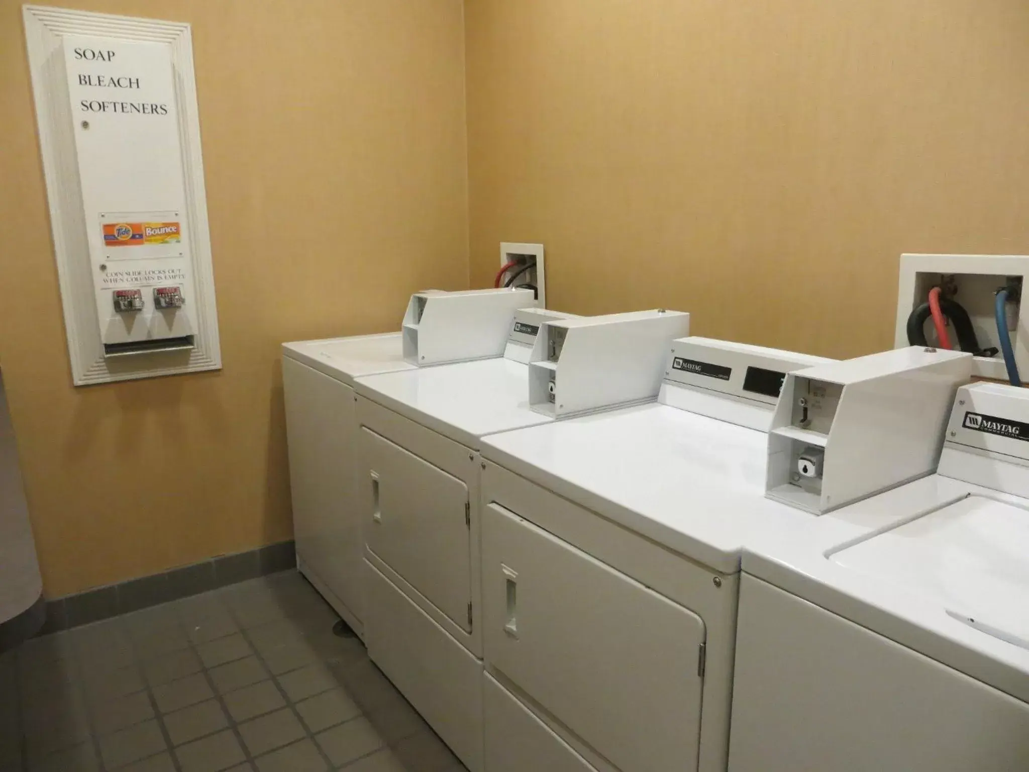 Lobby or reception, Kitchen/Kitchenette in Holiday Inn Express and Suites Saint Augustine North, an IHG Hotel