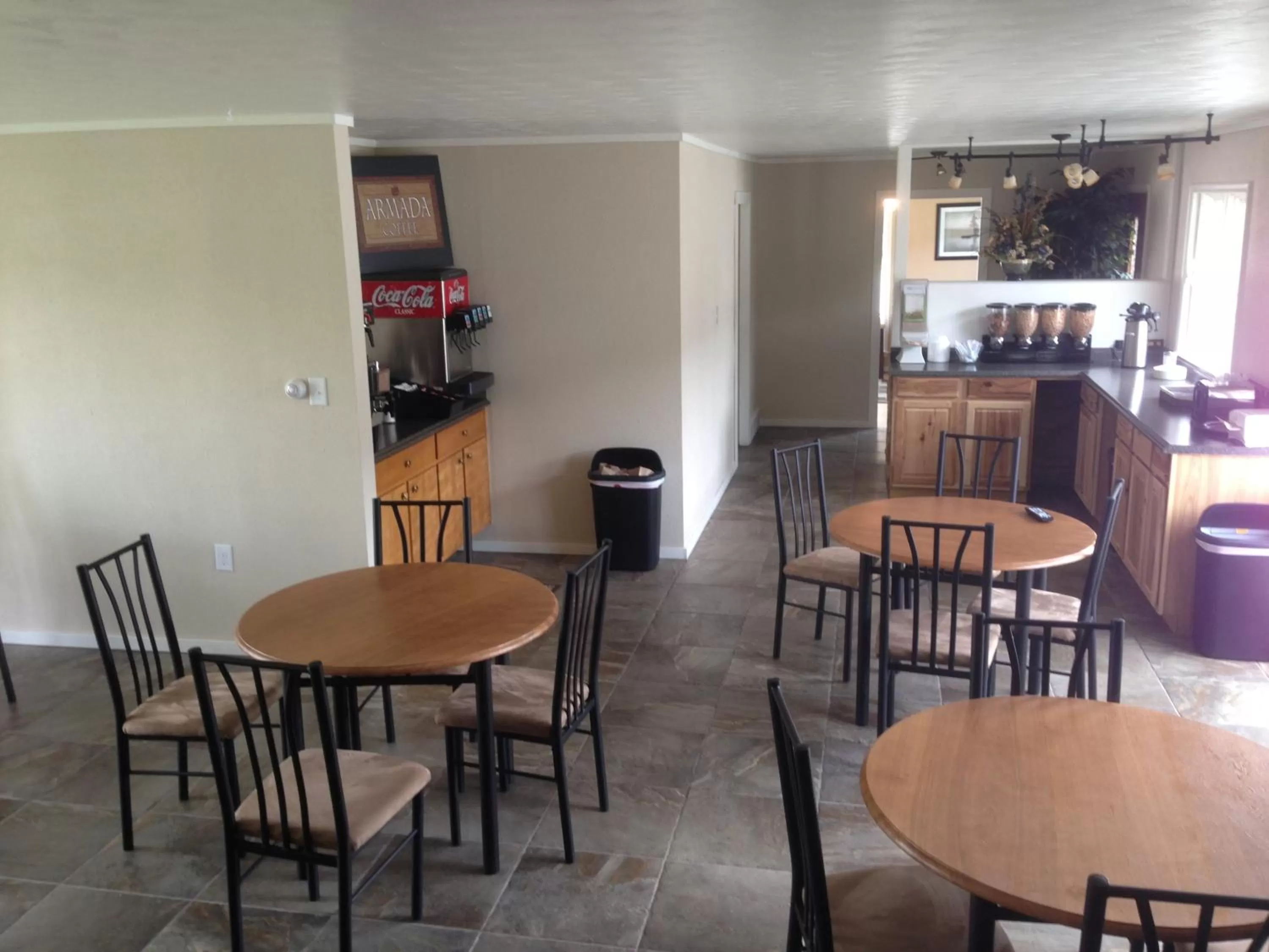 Coffee/tea facilities in Town House Motel