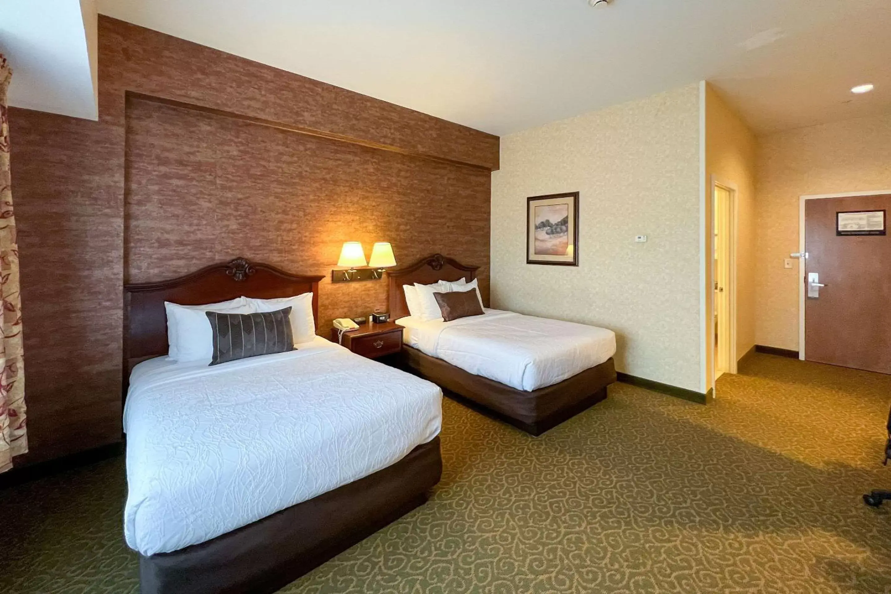 Bedroom, Bed in Maine Evergreen Hotel, Ascend Hotel Collection