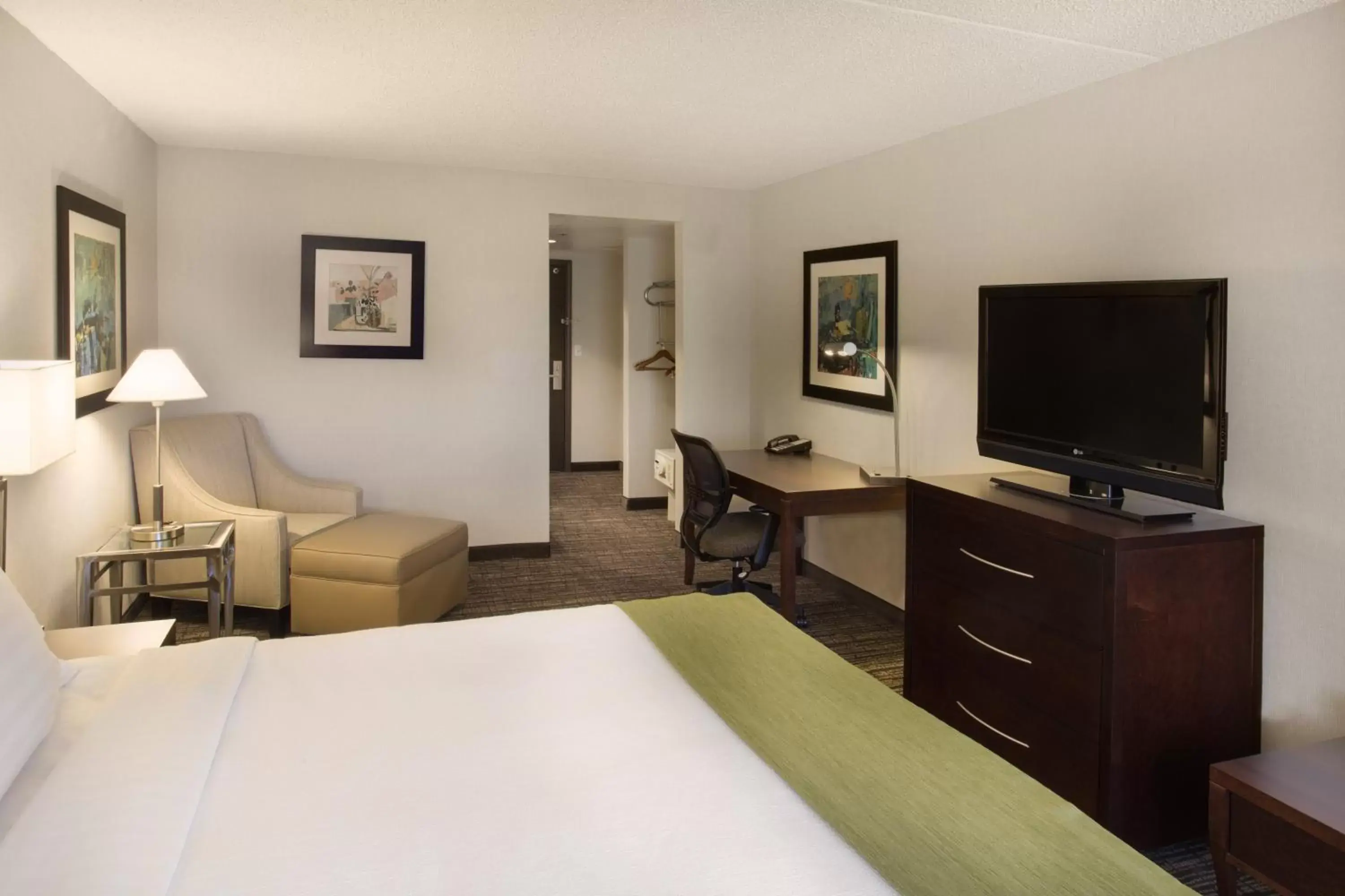 Photo of the whole room, TV/Entertainment Center in Holiday Inn Scottsdale North- Airpark, an IHG Hotel